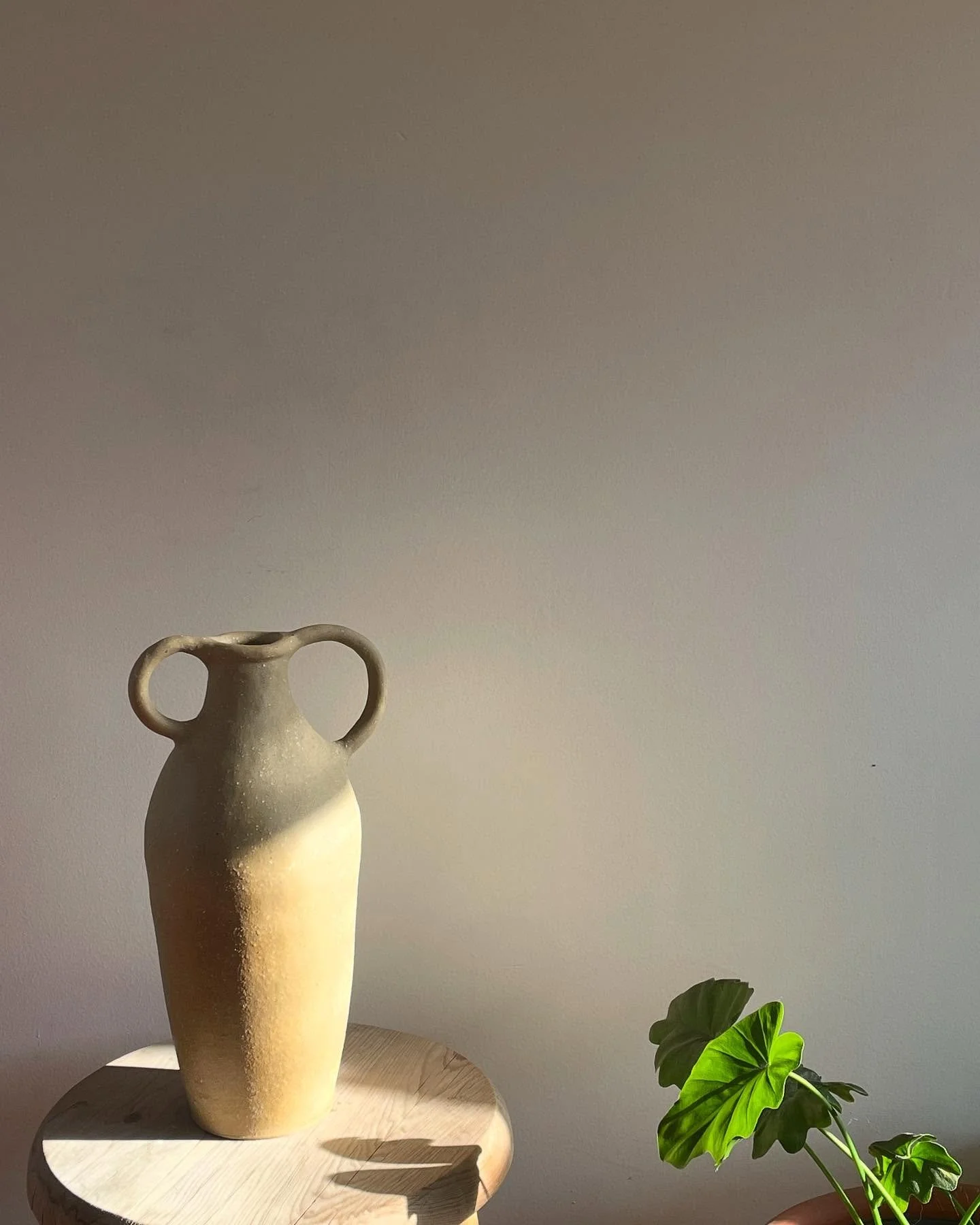 Amphore disponible en @irrelevante_cdmx 

.
#amphore #ceramics #cer&aacute;mica #pottery #homestyle #interiordecor