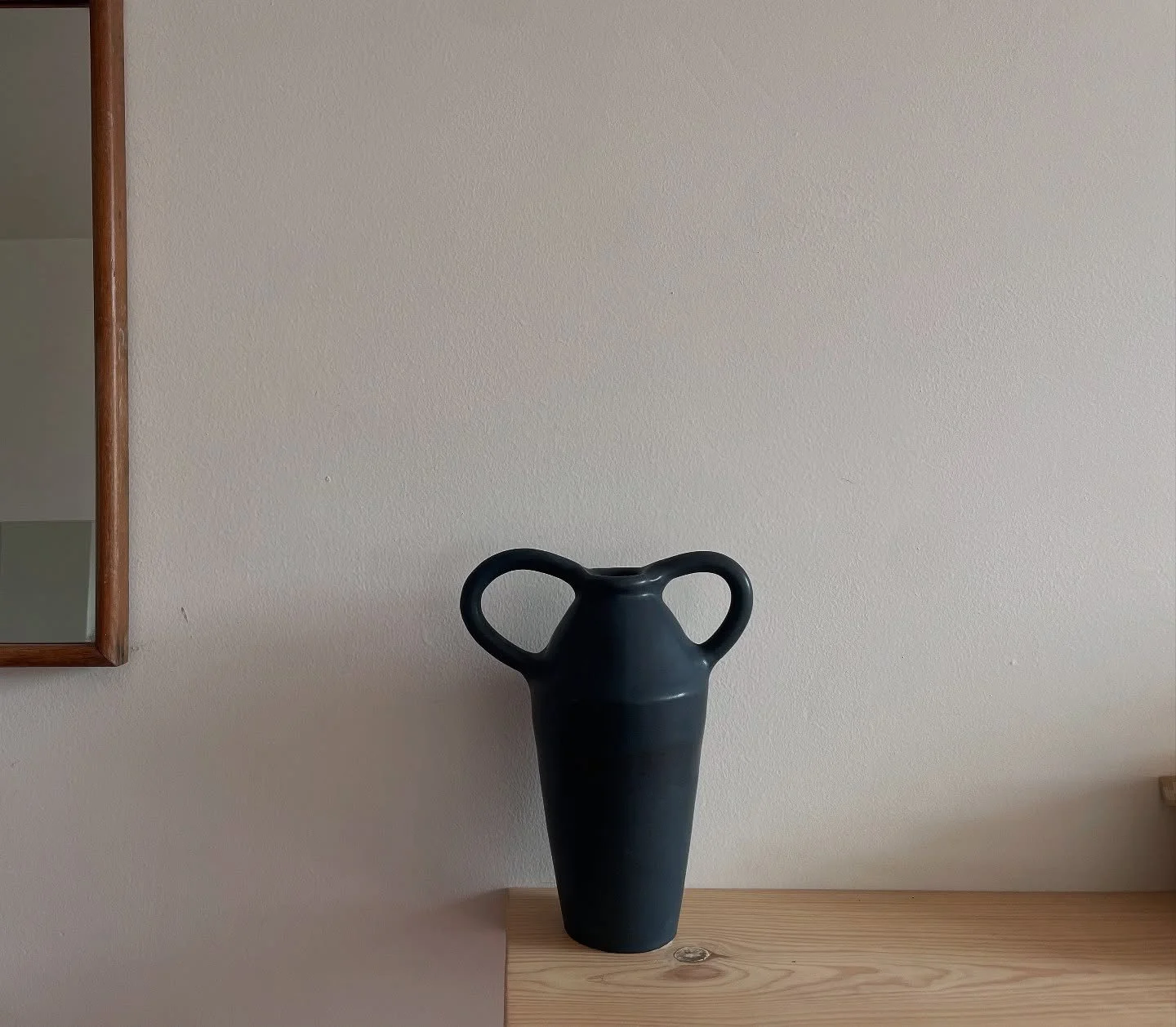 Primera &aacute;nfora negra para @irrelevante_cdmx @casa_mimi_mexico 

.
#amphore #ceramics #homeware #pottery #interiordesign
