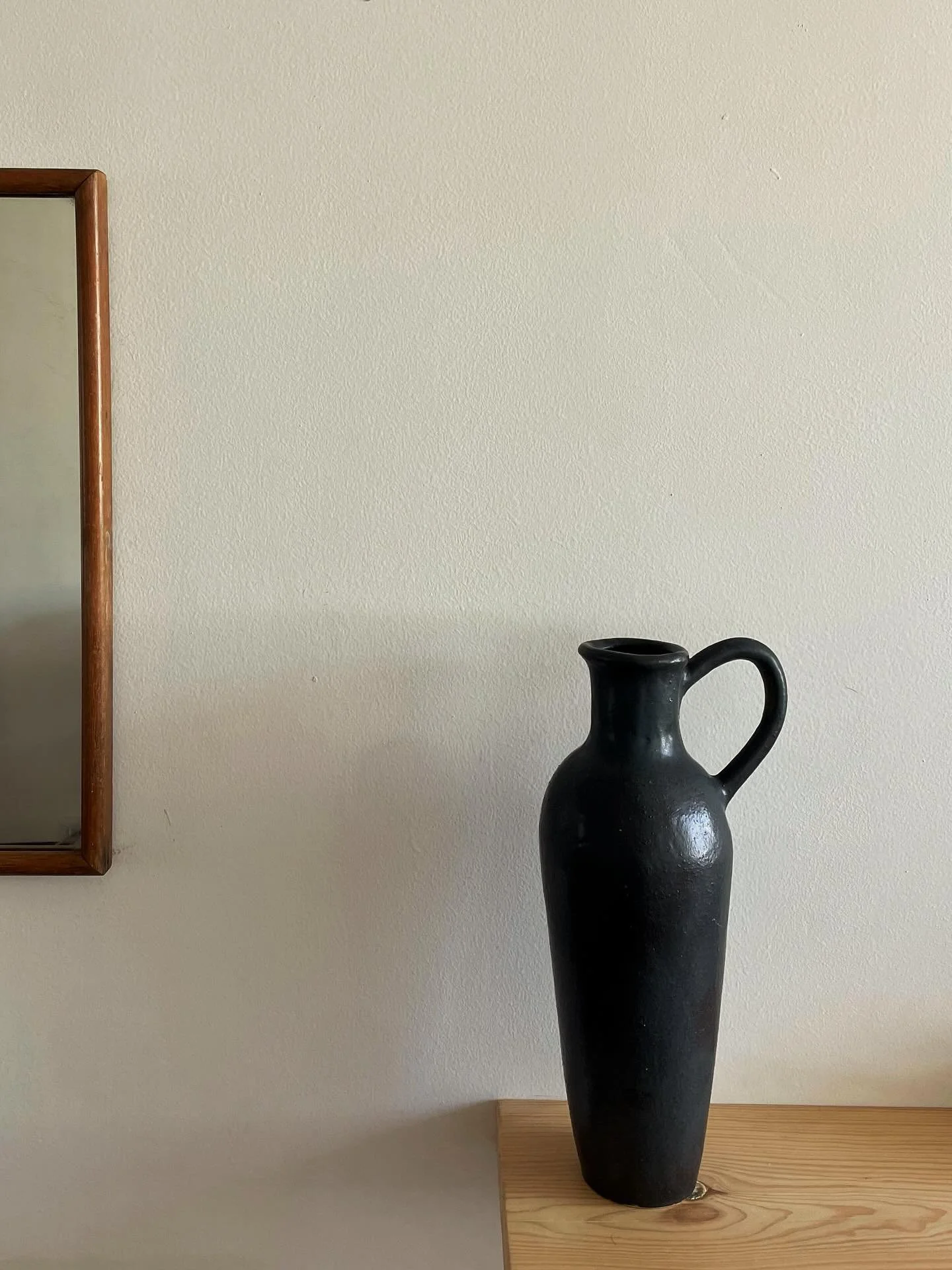 Black &aacute;nfora 
Una m&aacute;s 

#ceramic #ceramica #anfora #amphore #homedecorating #handbuiltpottery