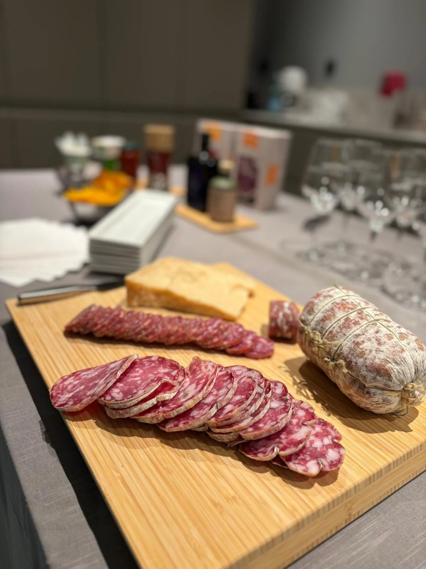 Prova v&aring;r salami, perfekt till aperitiffer 🧺
#bonalumifam #italianfood #salami