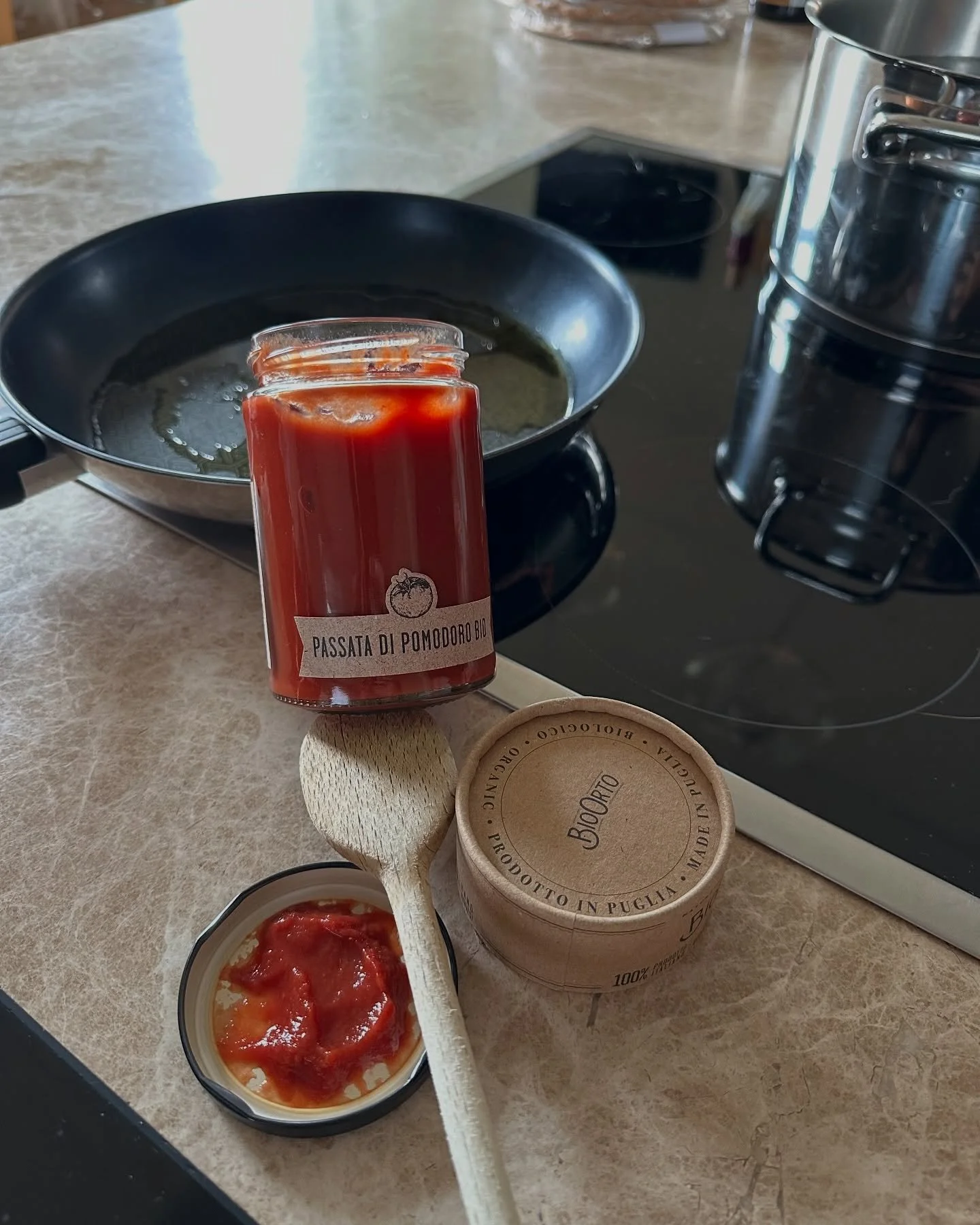 F&ouml;rbereder pastas&aring;sen med ekologiska och 100 % italienska tomater fr&aring;n @bioorto 🍅🌱

#bonalumifam #italiantradition #ekologiska #italianfoodandwine