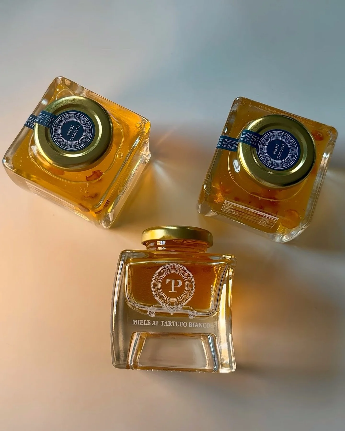 Den vita tryffelhonungen fr&aring;n @tartufiprete &auml;r en blandning av dofter som ges av kombinationen av vit tryffel och Sulla-honung 🐝🍯
Perfekt att kombinera med ost 🧀