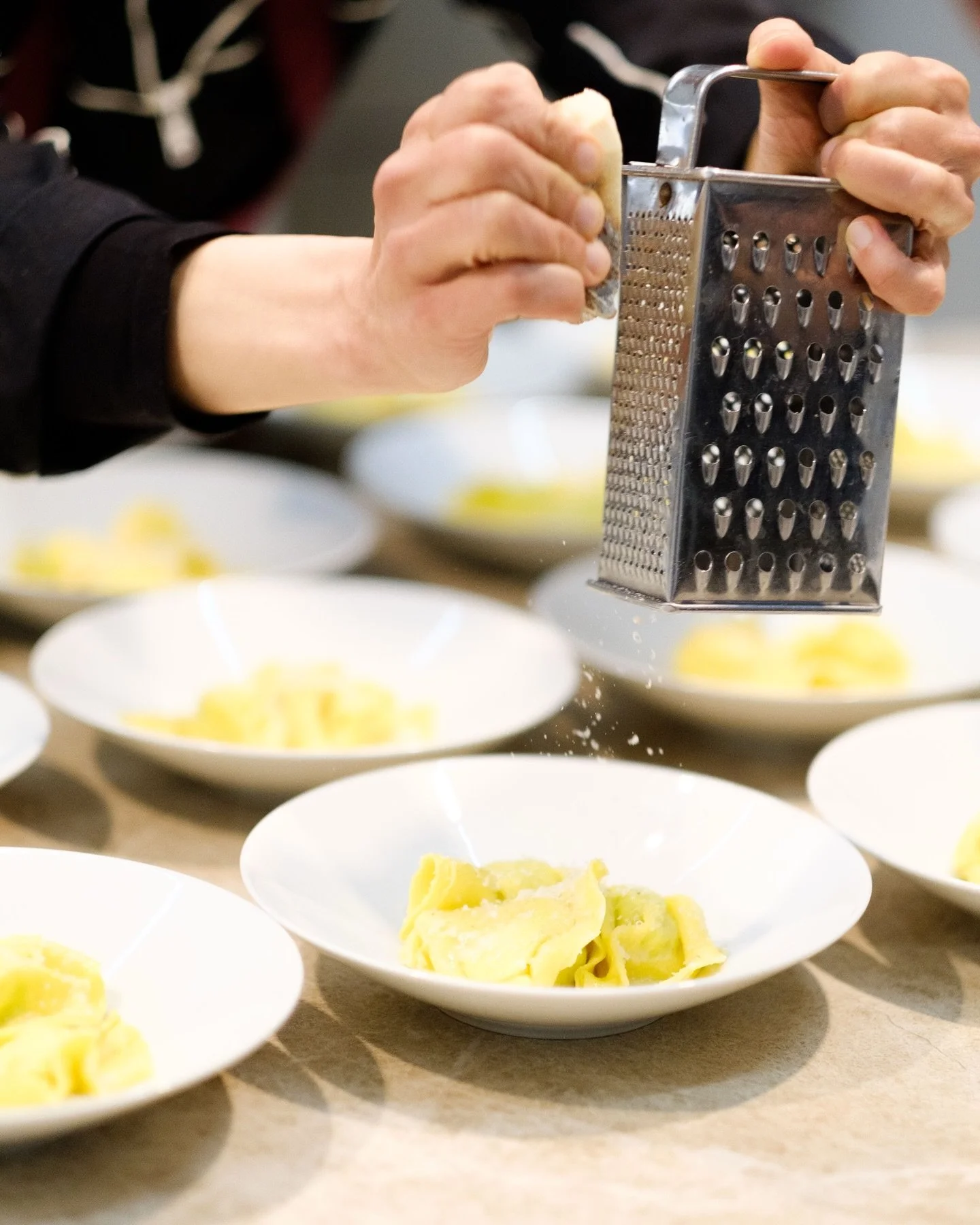 Parmigiano Reggiano &auml;r perfekt att ha till alla typer av pasta 🧀
#parmigianoreggiano #italiancuisine #bonalumifam #italianfood