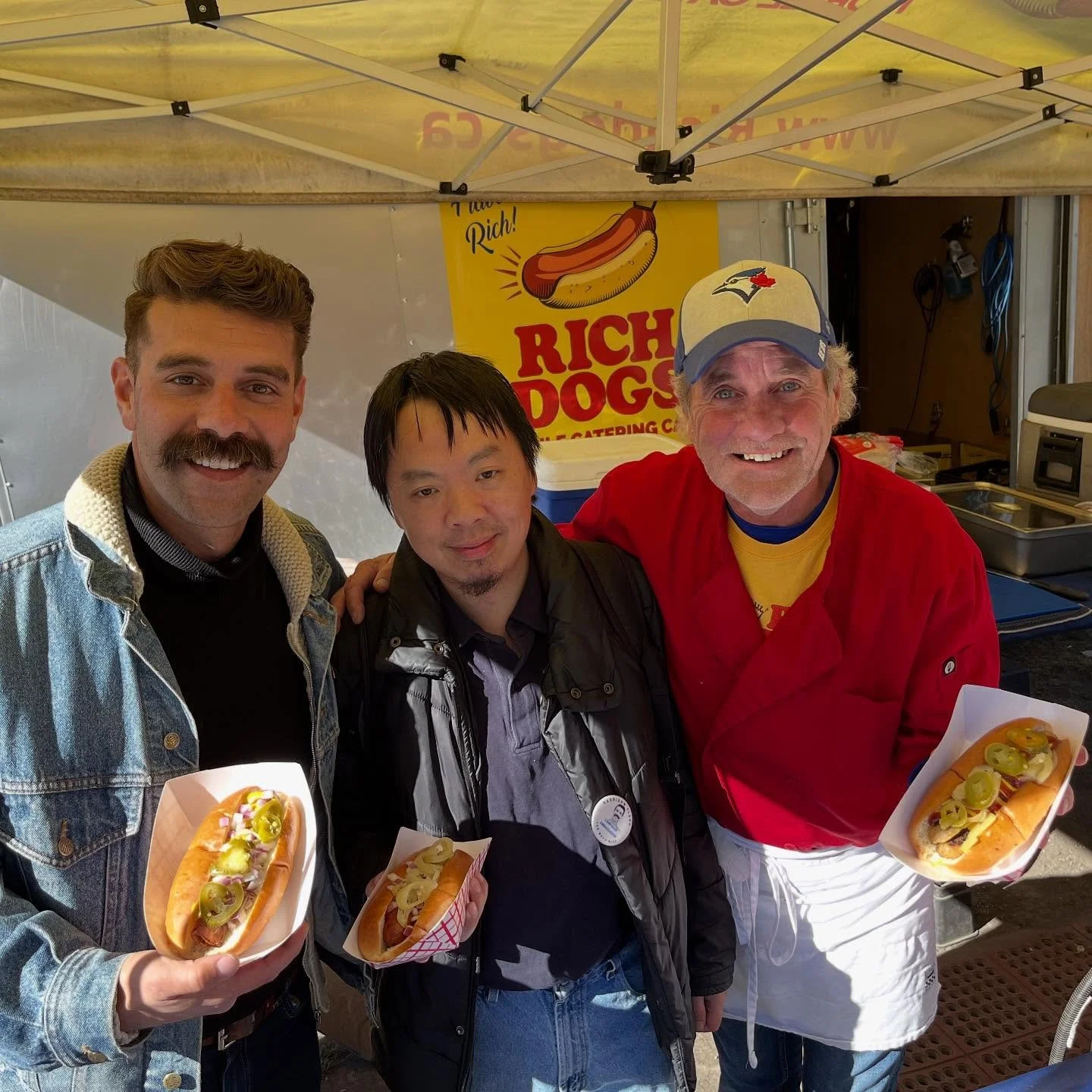 Afternoon lunch break with @richdogsyyc 
It’s his 6th year anniversary serving 50,000 + 3 hotdogs. 
Amazing to have this business in the heart of our community. Find him either in Inglewood or Bridgeland for a yummy hotdog.
#gojaysgo⚾️💙🇨🇦