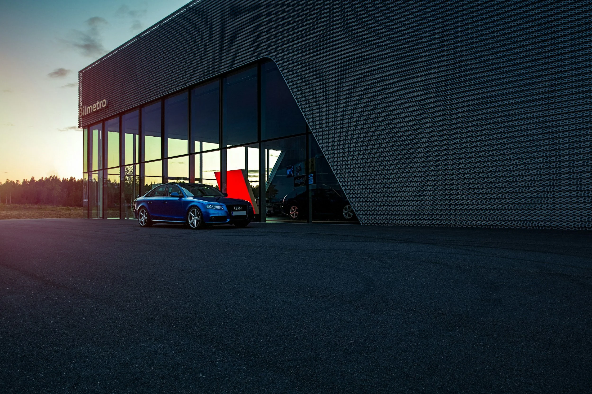 Pkw vor einem Autohaus – Symbolbild für Fahrzeugbewertung und Kaufberatung (Foto: Arvid Skywalker / Unsplash)
