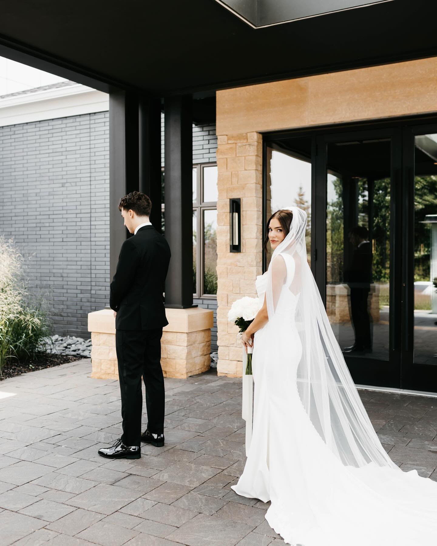 Swipe to see by far the best first look reaction we&rsquo;ve ever seen on a wedding day 👀😍 It&rsquo;s an understatement to say we&rsquo;re obsessed with Mya + Jon ❤️&zwj;🔥

Venue: @olympichillsweddings 
Photography: @mjdenny_ 
Decor: @the.minne.ev