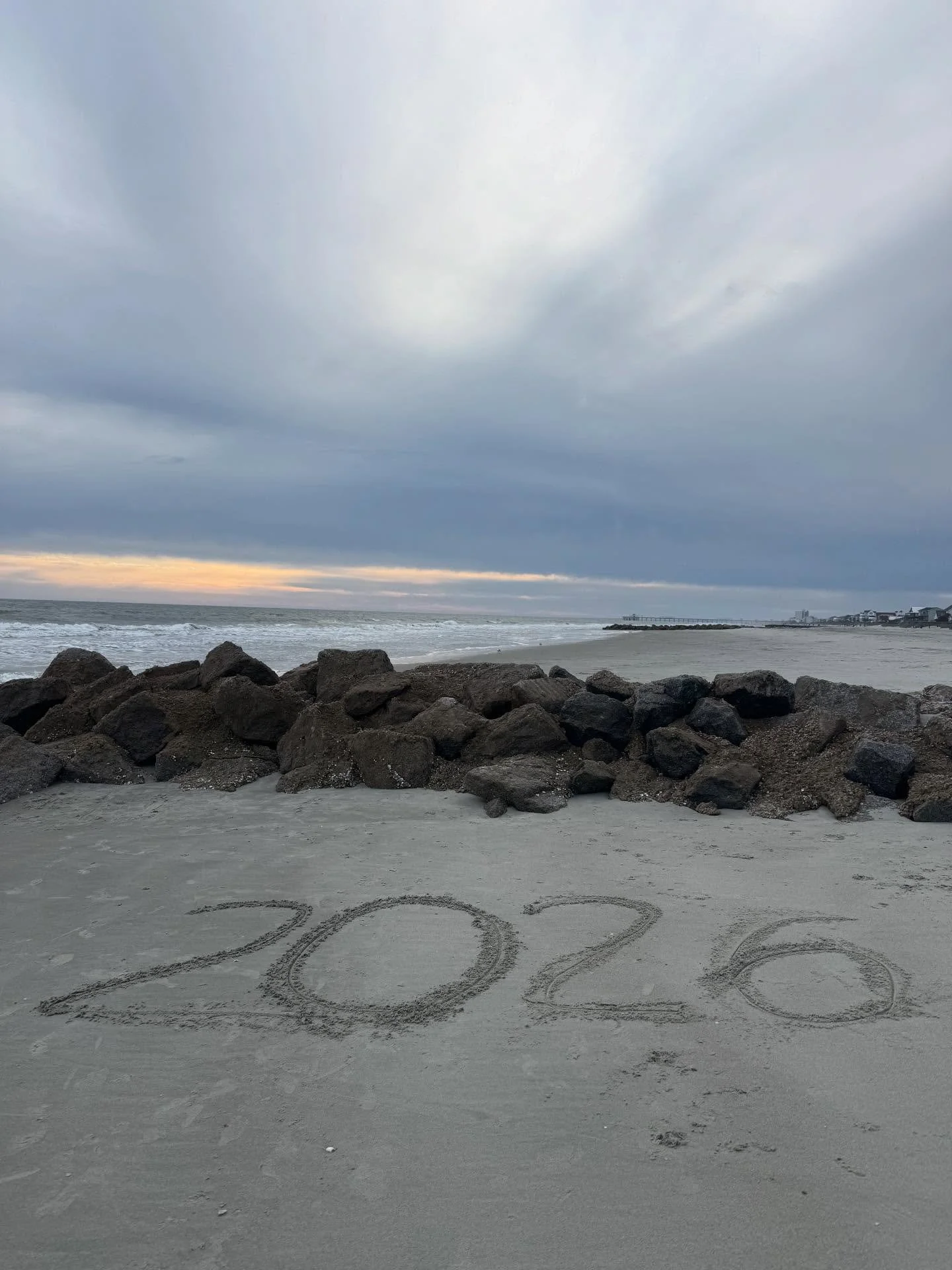 Let this be the year that you follow your inner wisdom that&rsquo;s been directing you toward the life that you desire🩷 You know the way. Thank you @traycp_art for the beach inspiration😘