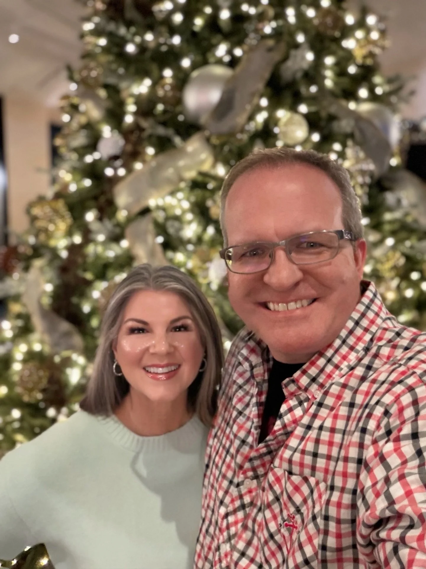 I absolutely love this time of year! @dduckwino and I have an annual holiday tradition of Charlie Brown Goes to the Nutcracker @stjulienhotel. We love the jazz, the ambiance, and the champagne &amp; cocktails. Happy Holidays! 😊💖✨🥂🎄🥃 @veuveclicqu