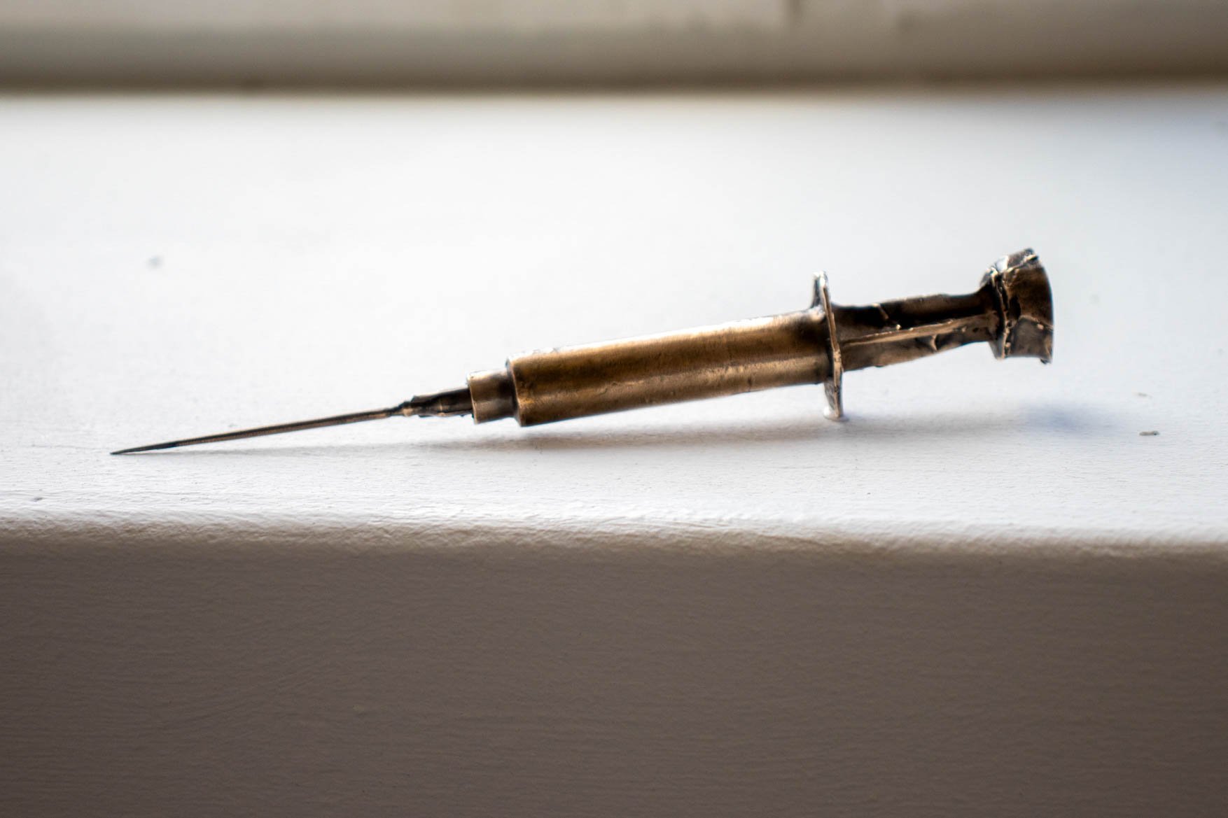 Bronze syringe (17 × 1 cm).