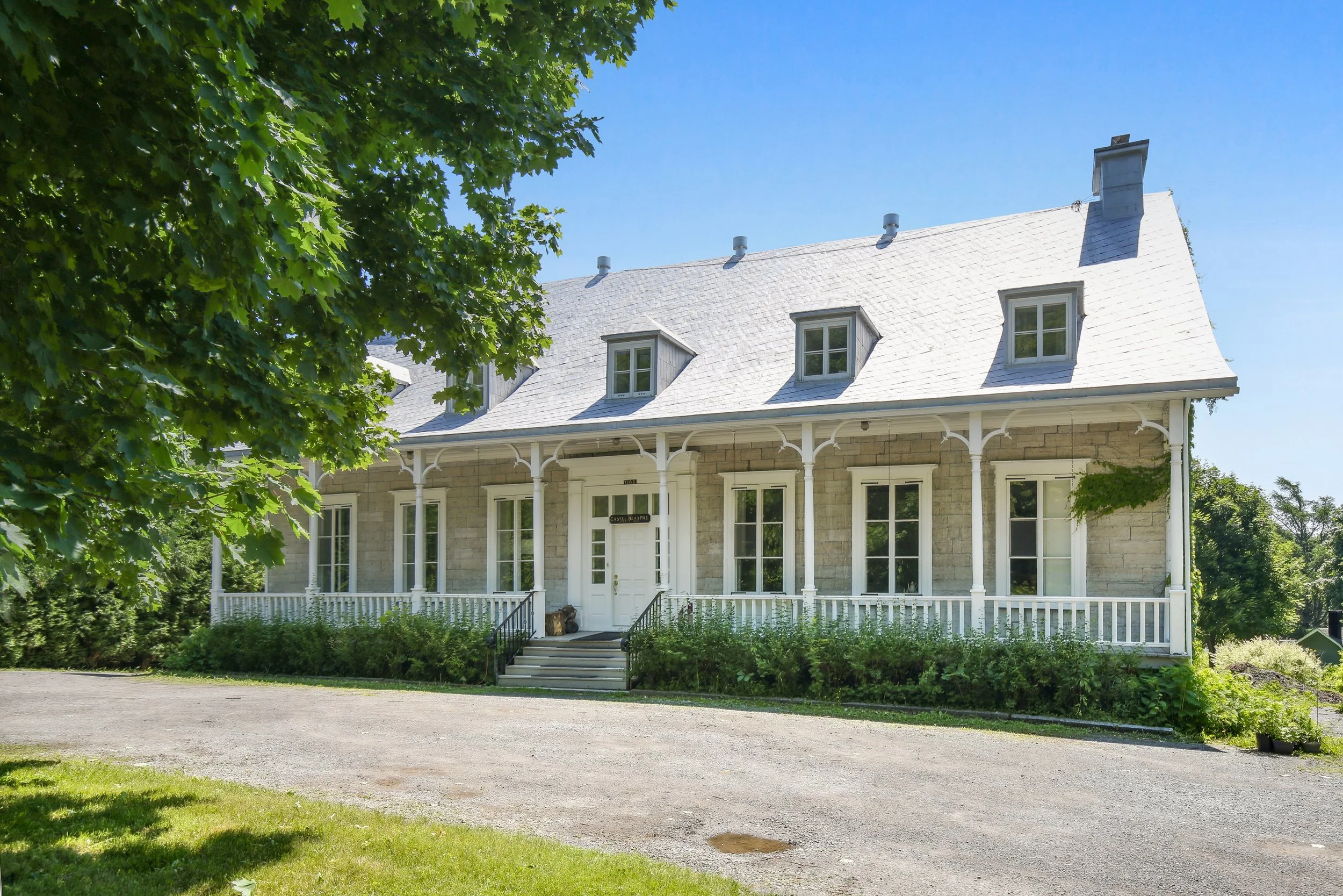 Front house facade of castel beaupré