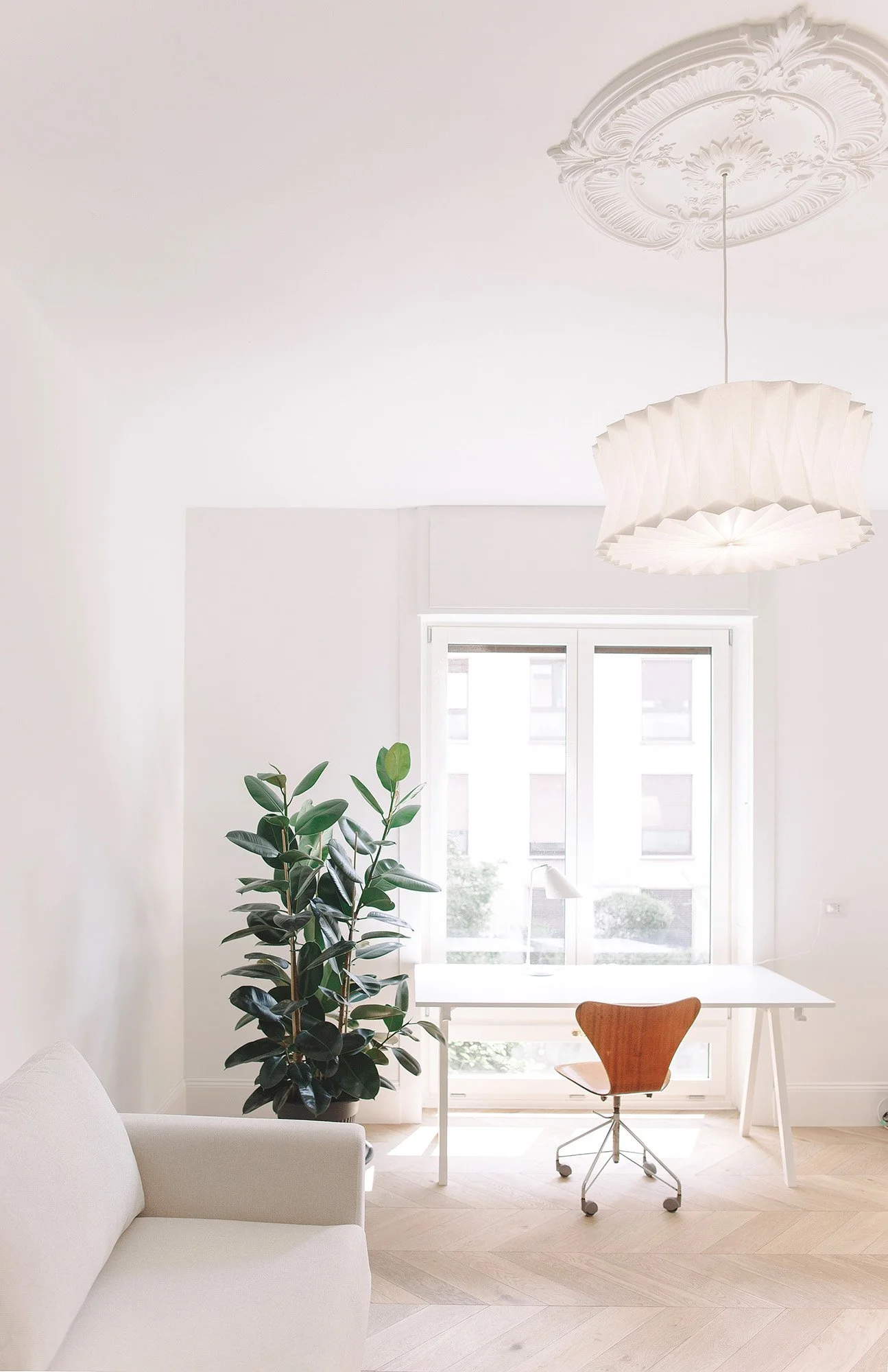 Bright living room in pet-friendly furnished apartment in central Milan