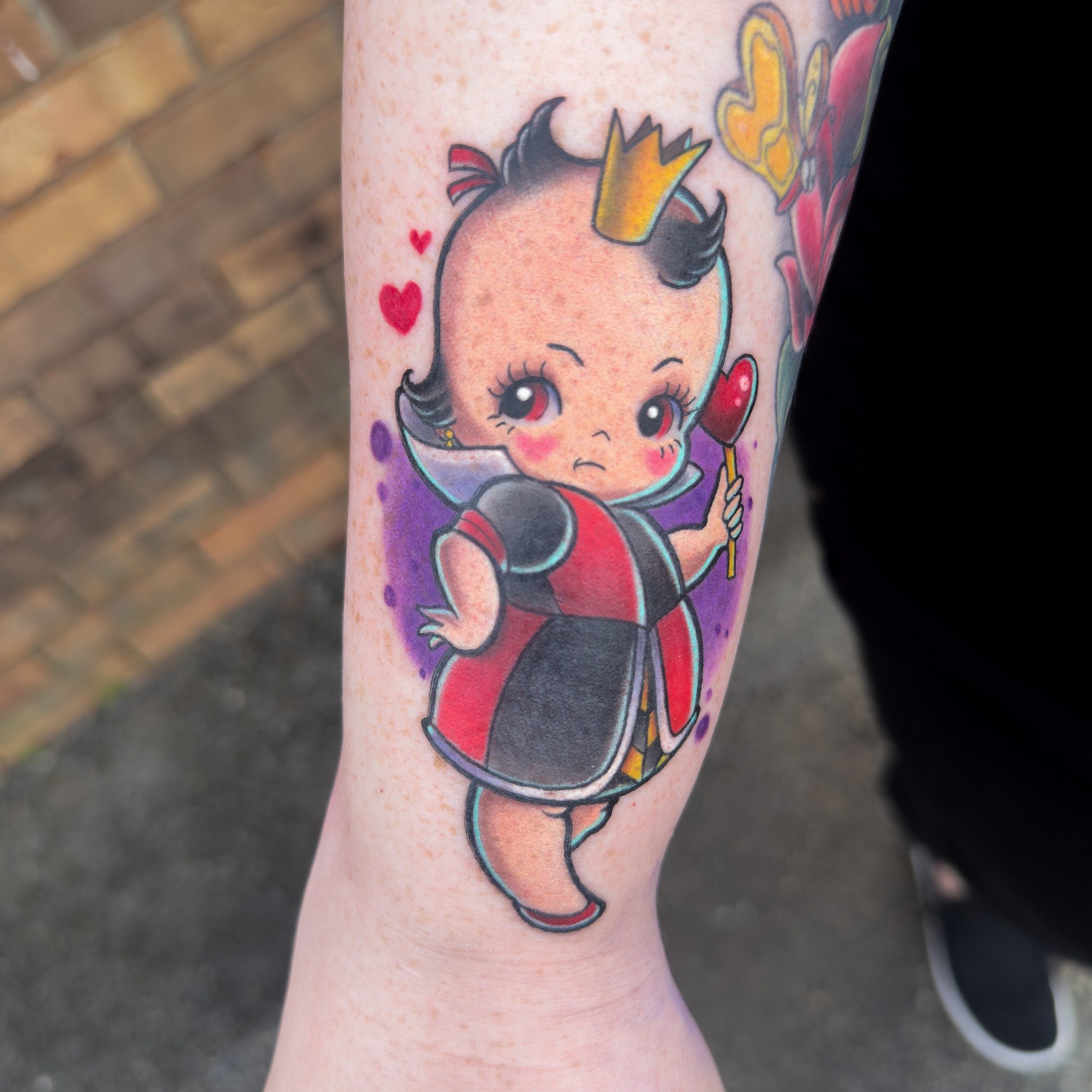💕 Lil Kewpie Queen of Hearts 💕 done by Tiffany @sweetti.tattoo 
#queenofhearts #alicetattoo #kewpietattoo #colortattoo #warnerrobinstattoo #atomicvalkyrie