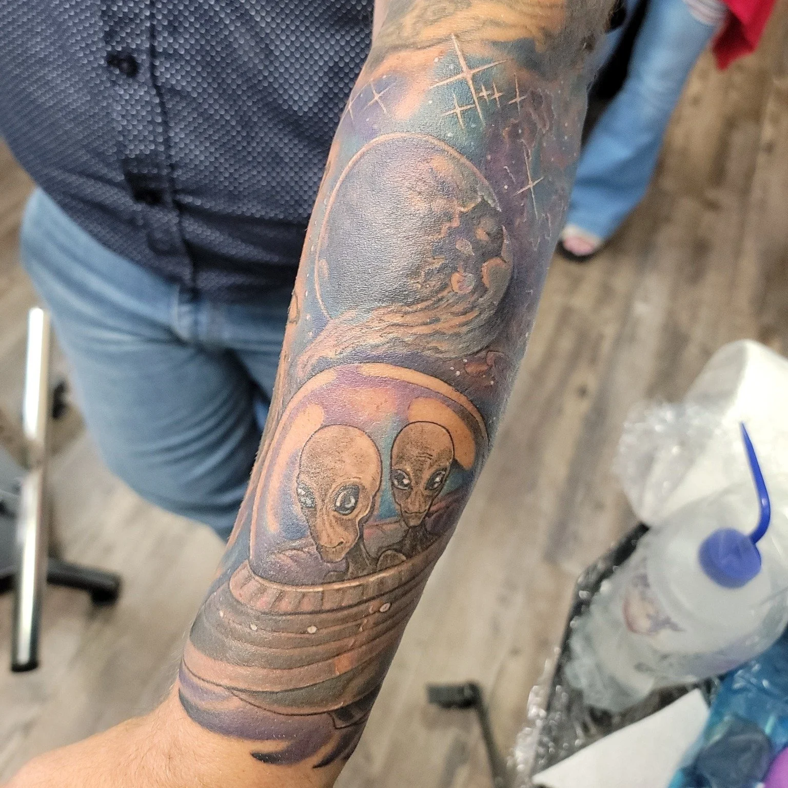 A tattoo that's outta this world 👽 done by Daniel @danielellistattoo 
#outerspacetattoo #aliens #ufotattoo #warnerrobinstattoo #atomicvalkyrie