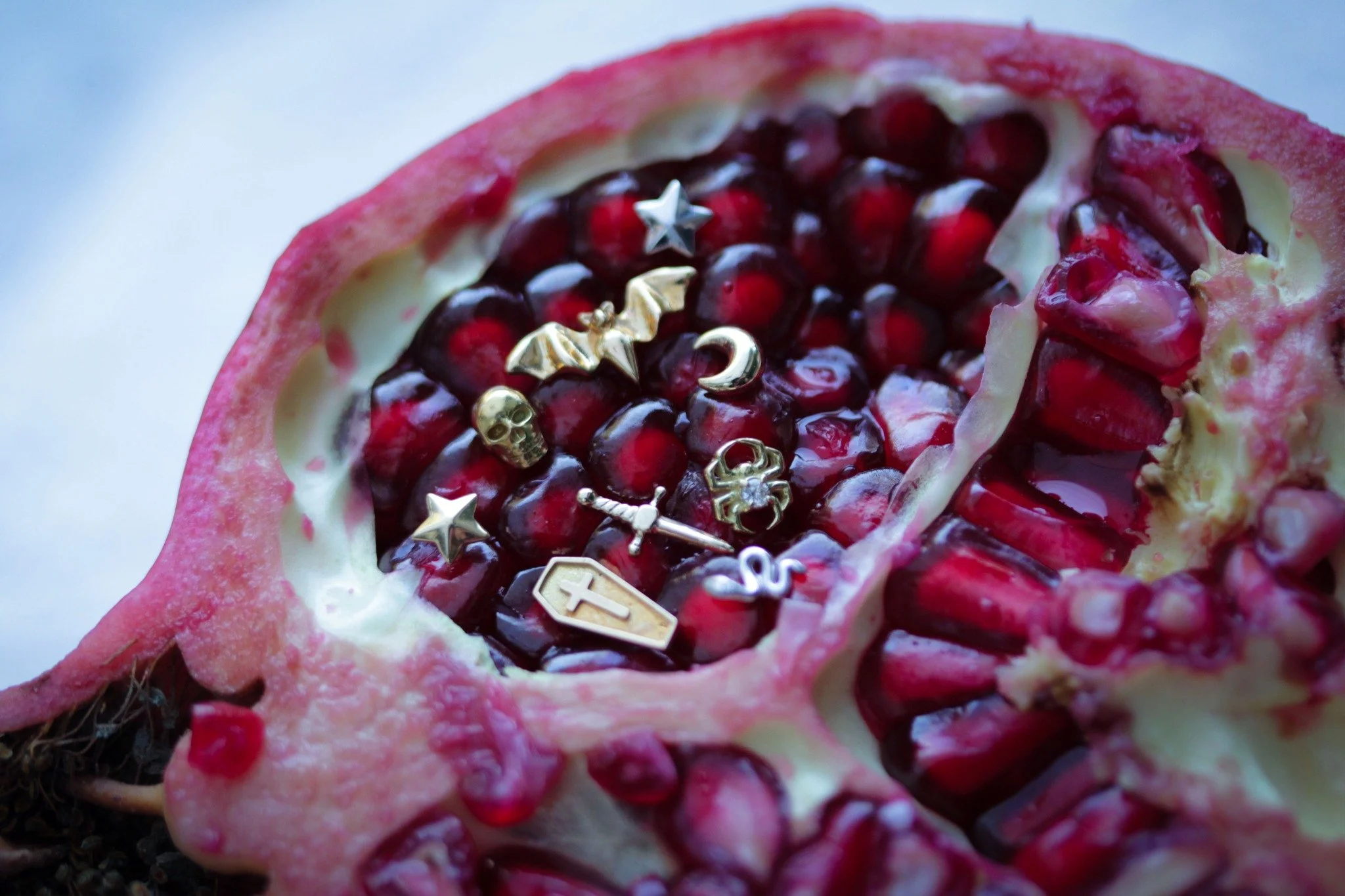 ✨Dripping in gold & Halloween magic 🦇
These solid 18kt gold toppers are ready to add a little spooky sparkle to your piercings
#piercings #warnerrobinspiercing #piercingstudio #appcertified