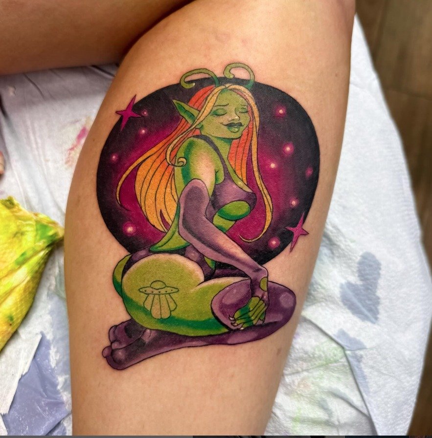 ✨Space Baaaabe👽 done by the stellar Mo @some.mo.art 💜
#alientattoo #ladytattoo #pinuptattoo #brightcolortattoos #warnerrobinstattoo #atomicvalkyrie