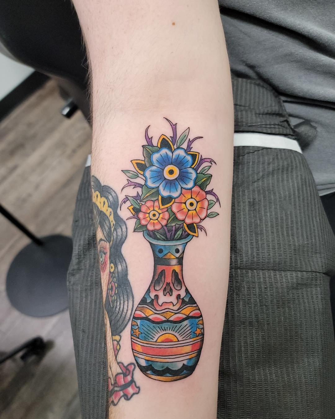 Florals for the fearless 💀🌼 done by Daniel danielellistattoo
#traditionaltattoos #floraltattoos #vaseflower