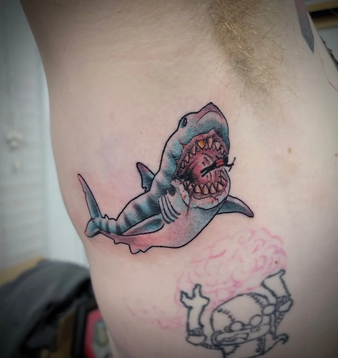 🦈 Feeling jaw-some, might delete later🩶
Gold-toothed shark and his little snack done by Daniel @danielellistattoo
#sharktattoo #sharktattoos #sharkattack #colortattoo #atomicvalkyrie