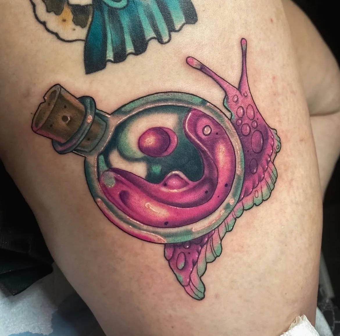 🐌What secrets lie beneath the cork?✨
Potion bottle snail created by Mo @some.mo.art 
#snailtattoo #potionbottletattoo #fantasytattoo #snailart #atomicvalkyrie