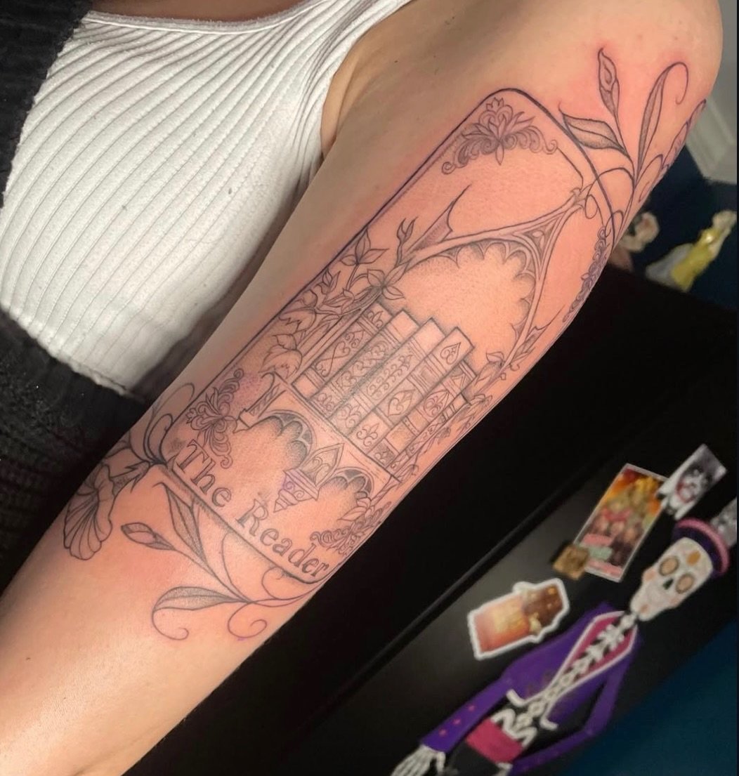 ✨The best escape from the world can be found between the pages of a book 📖 
Enjoy this elegant The Reader tarot card piece by Rhiannah! @bodyartbyrhiannah #bookishtattoos #thereader #tarotcardtattoo #booktattoo #atomicvalkyrie