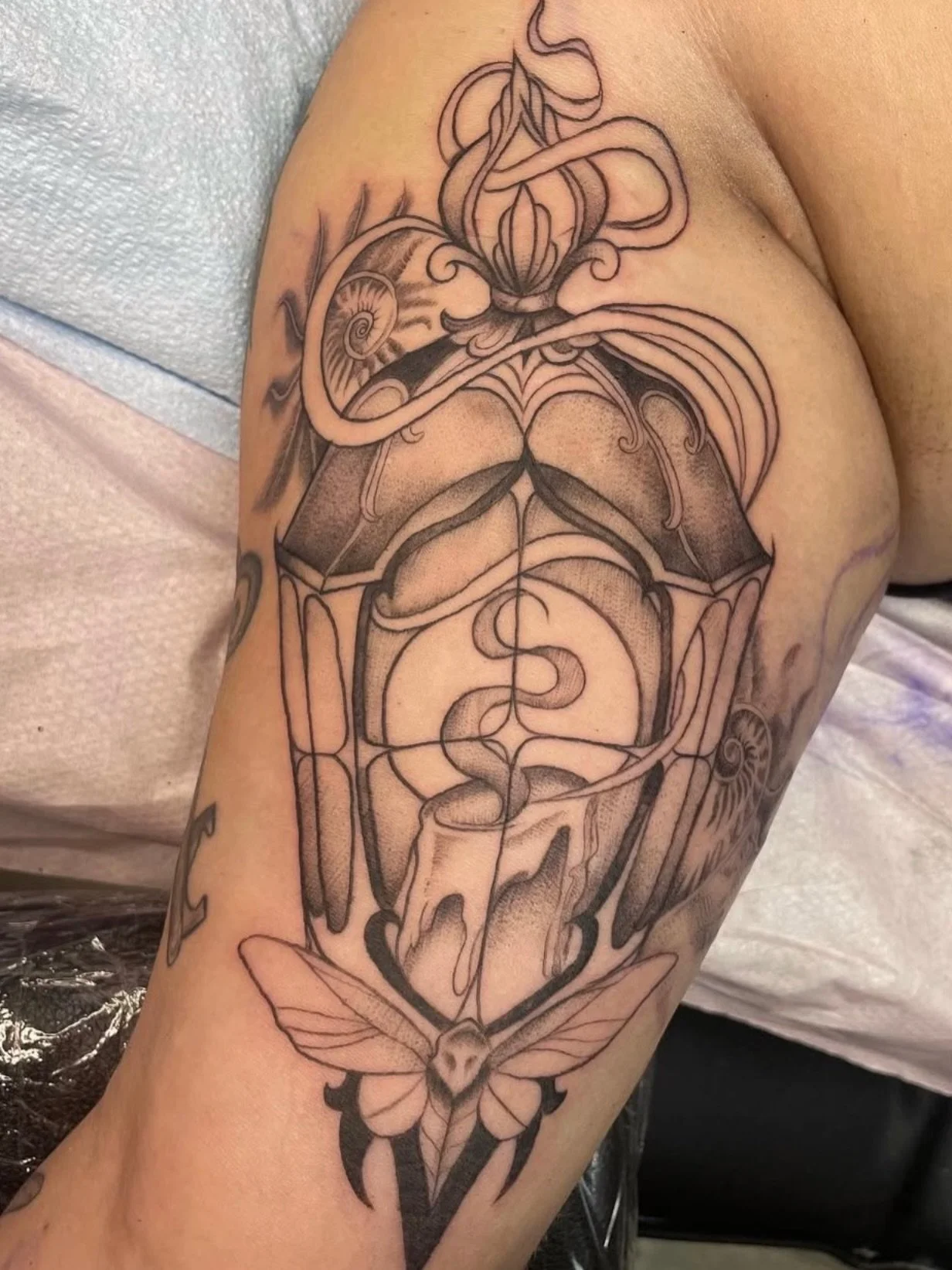 🏮Just here to light up your life with this beautiful abstract lantern done by Rhiannah! @bodyartbyrhiannah #lanterntattoo #blackandgreytattoo #blackandgrey #lantern #atomicvalkyrie