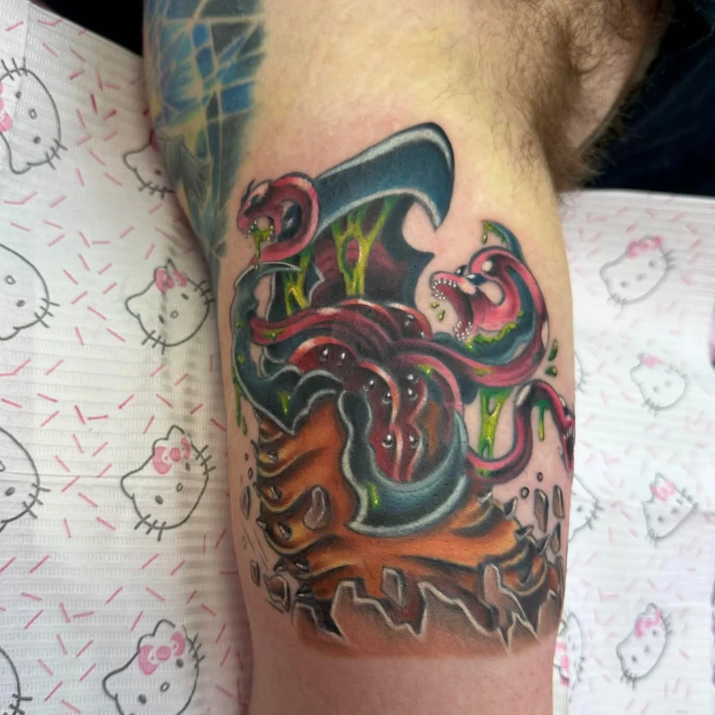 💥Friday Flashback💥
Bringing it back to the 90&rsquo;s with this tribute to a classic! Tremors inspired tattoo by Tiffany @sweetti.tattoo 
#tremors #tremorsmovie #90stattoo #movietattoo #atomicvalkyrie