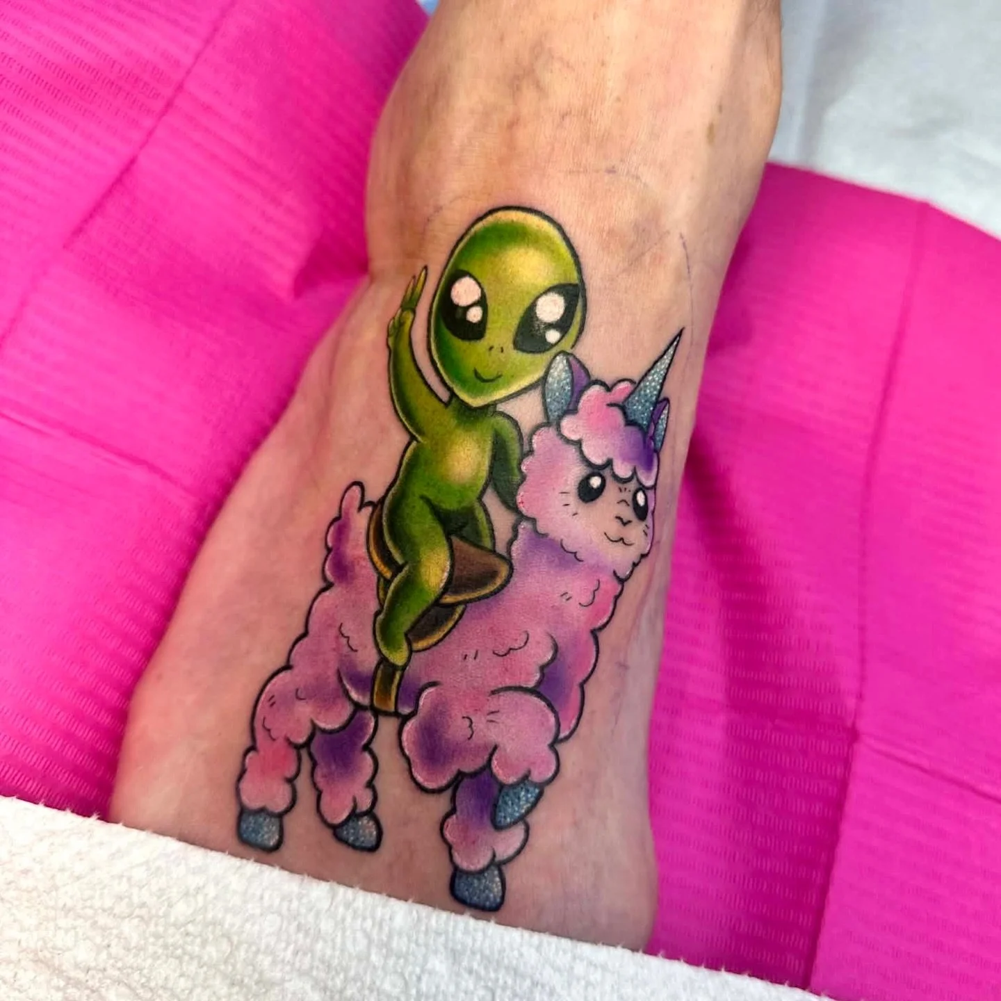 🎉 It&rsquo;s Friday, time to get weird!!👽🦙
Tiffany did this fun foot tattoo this week! These two look fun, what do you think?
@sweetti.tattoo #alientattoo #llamacorn #foottattoo #funtattoos #fridayvibes