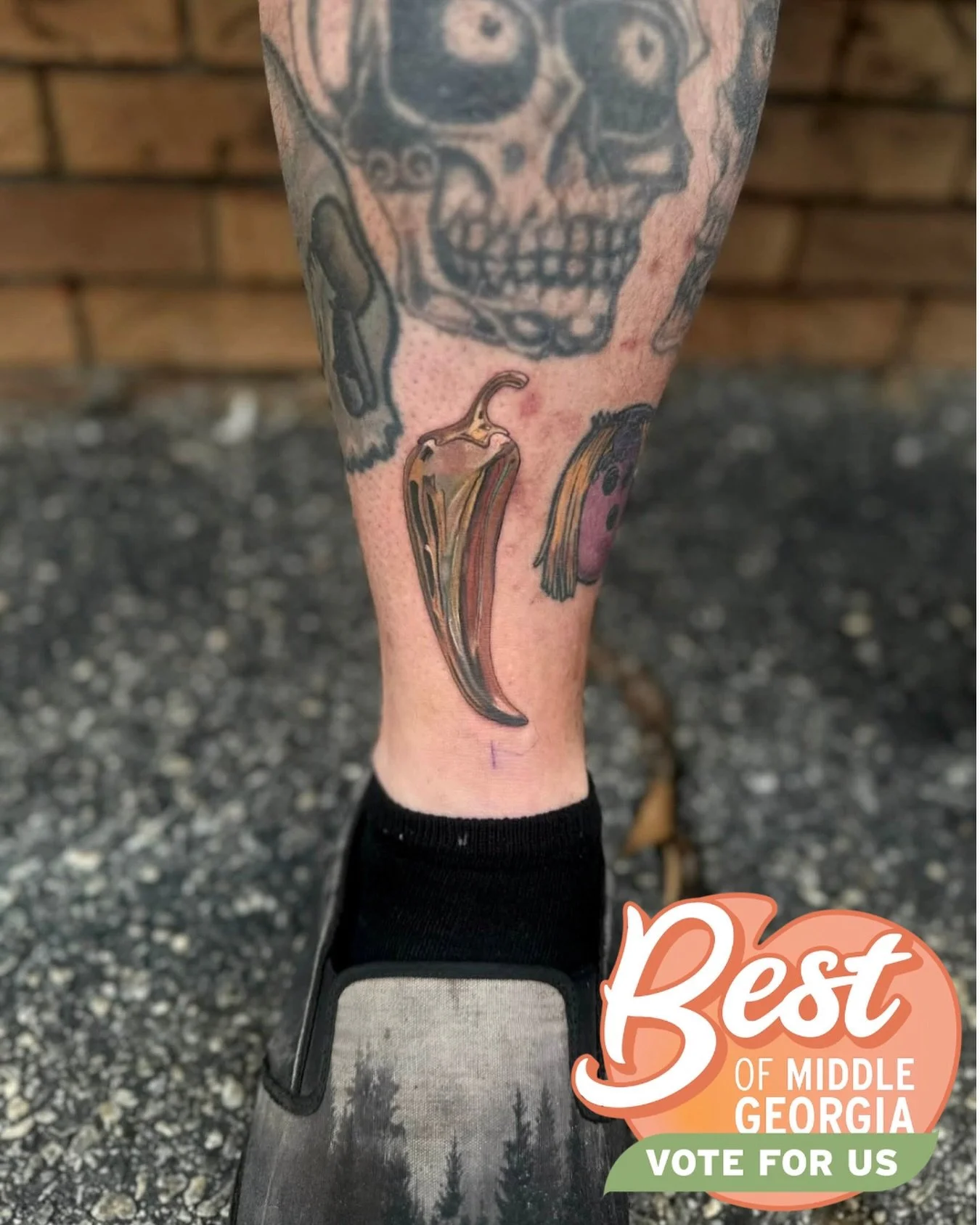 Spicy ✨metallic gold✨ chili pepper done by Tiffany! @sweetti.tattoo #goldtattoos #metallictattoos #chilipepper #spicytattoo #goldentattoo 

💎Don&rsquo;t forget to vote for us for Best of Middle Georgia daily now until May 15th💖
🔗 Link in comments⬇