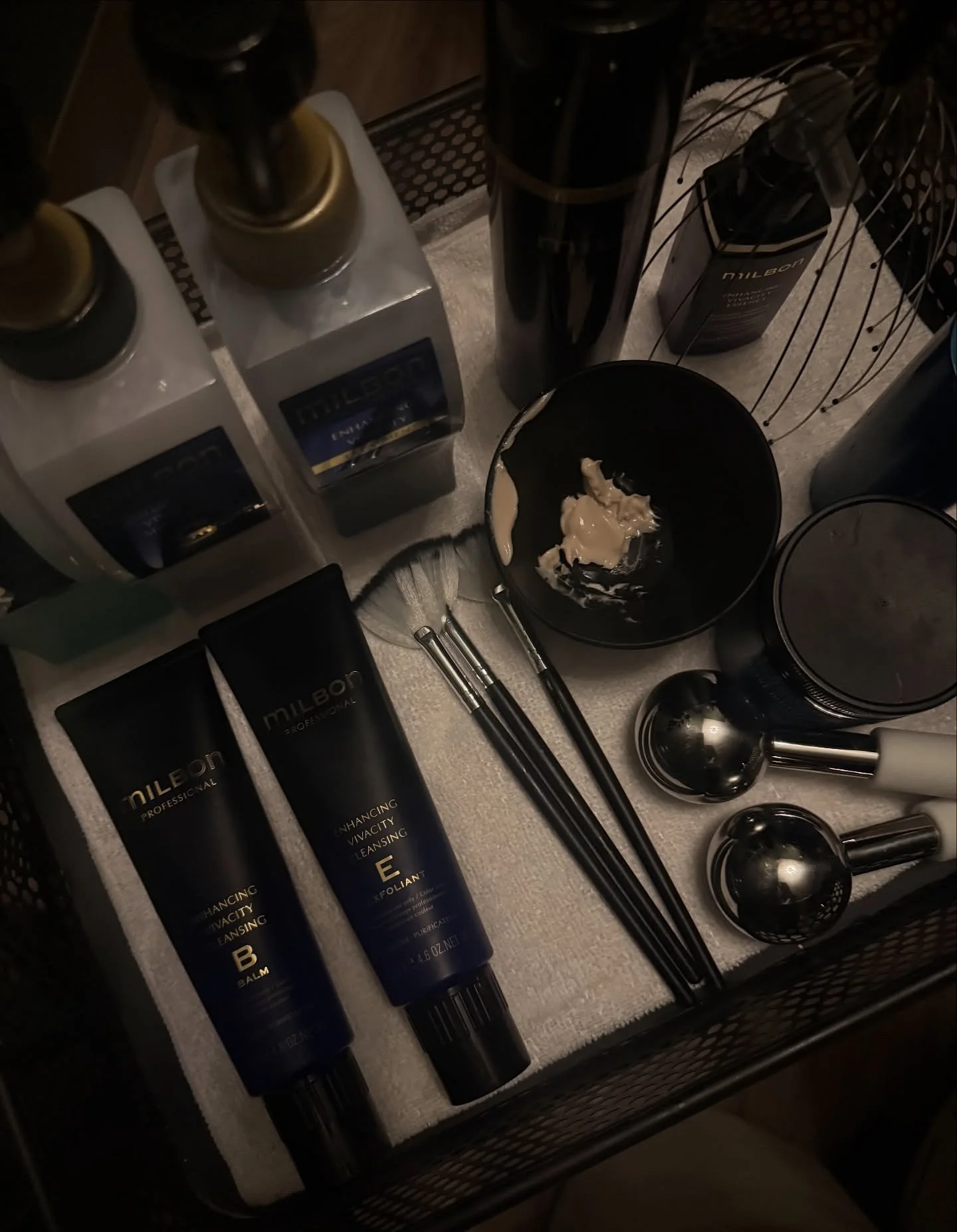 All About Nova Head Spa ☁️ 

First, what is a Head Spa? 

A Head Spa is a deeply relaxing and results-driven scalp treatment rooted in Japanese wellness rituals. It combines therapeutic massage, detoxifying scalp care, steam therapy, and luxurious ha