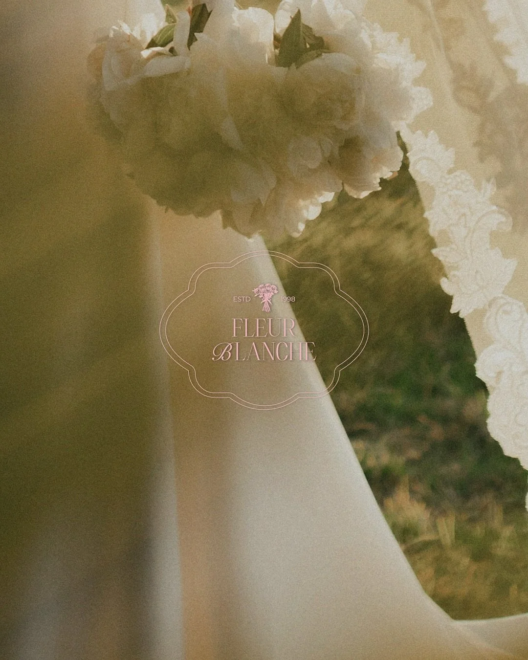 Fleur Blanche is a florist that combines simplicity and natural elegance. The colors chosen are soft and natural, evoking a feeling of lightness in each composition. An invitation to experience freshness and softness in every creation. 💐

#graphicde