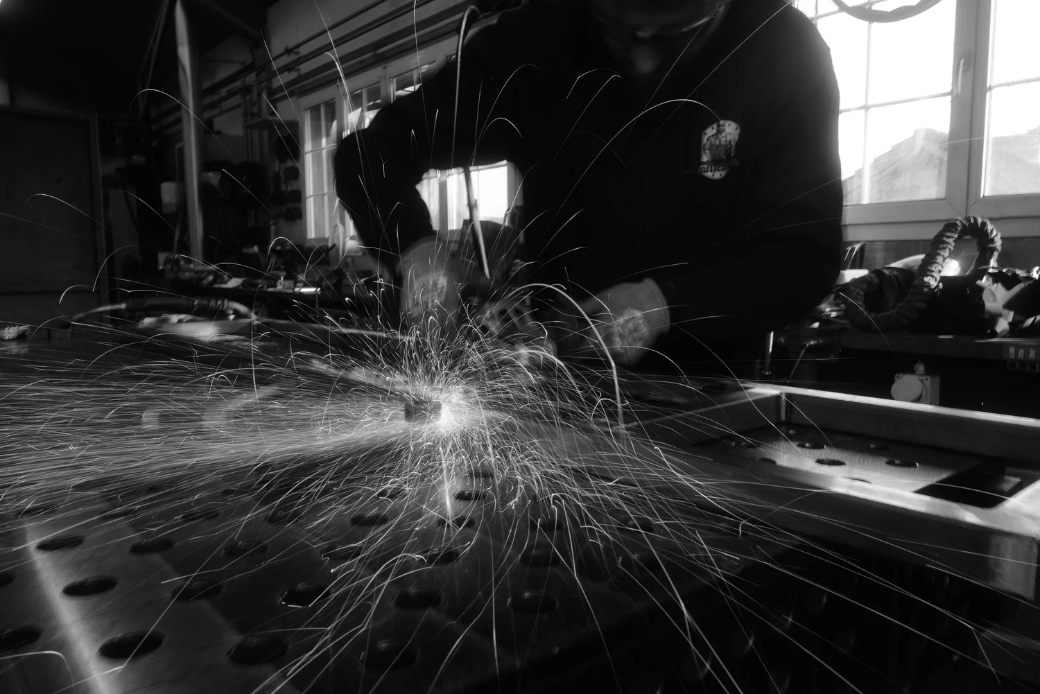 Metalworking with sparks in the Kraftschmiede workshop