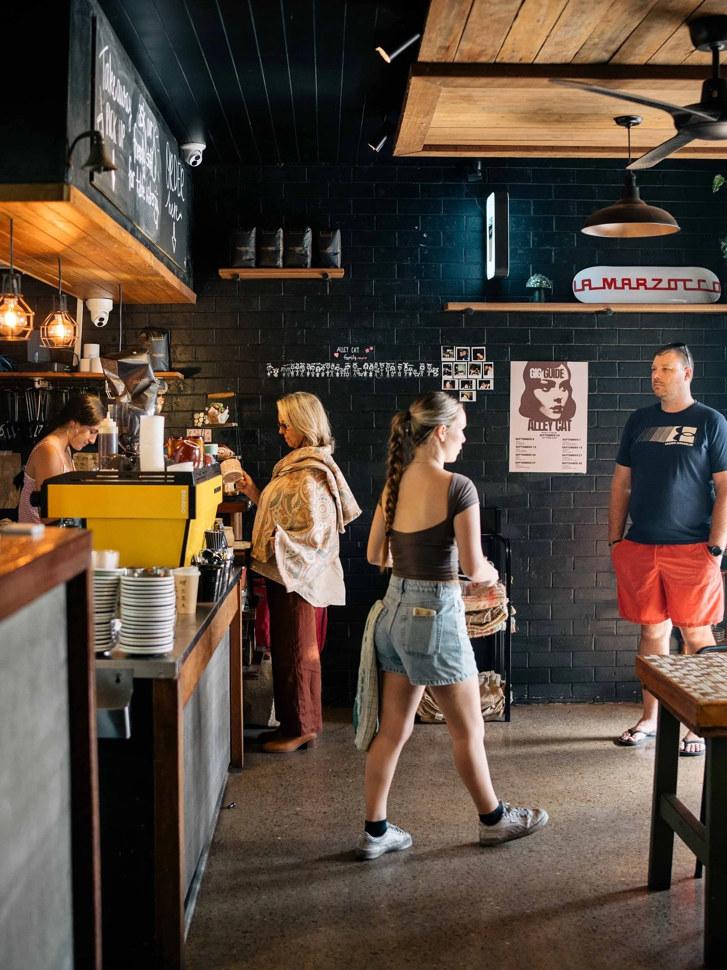 Looking for work? We have something for you!

We&rsquo;re expanding our team and would love for YOU or someone you may know to join us! From Barista&rsquo;s to FOH, BOH and juniors, we&rsquo;d love to hear from you.

Hello@alleycatcoolum.com.au or se