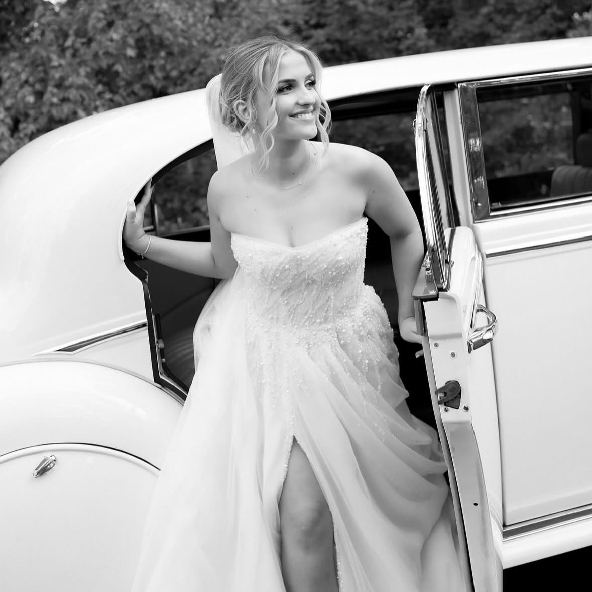 A Black &amp; White moment of the Beautiful Bride Olivia 🤍 
📷 @holiiandash 💫