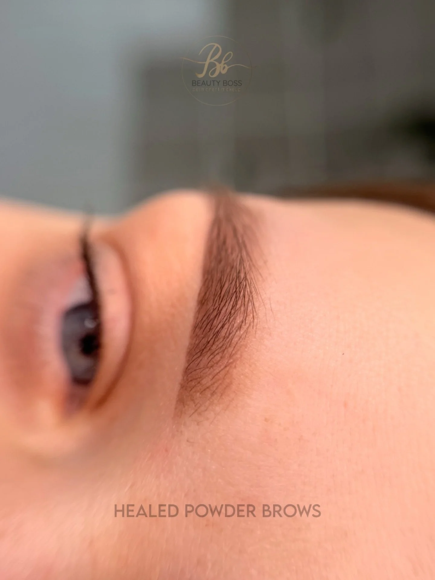 Abgeheilte Brauen nach nur einer Behandlung 😍
F&uuml;r mich? Einfach perfekt 🤭

Genie&szlig;e jeden Tag einen nat&uuml;rlichen Look! dank der modernen Ombre&amp;Powder Technik wirken die Brauen nicht fl&auml;chig oder hart.
Durch den sanften Farbve