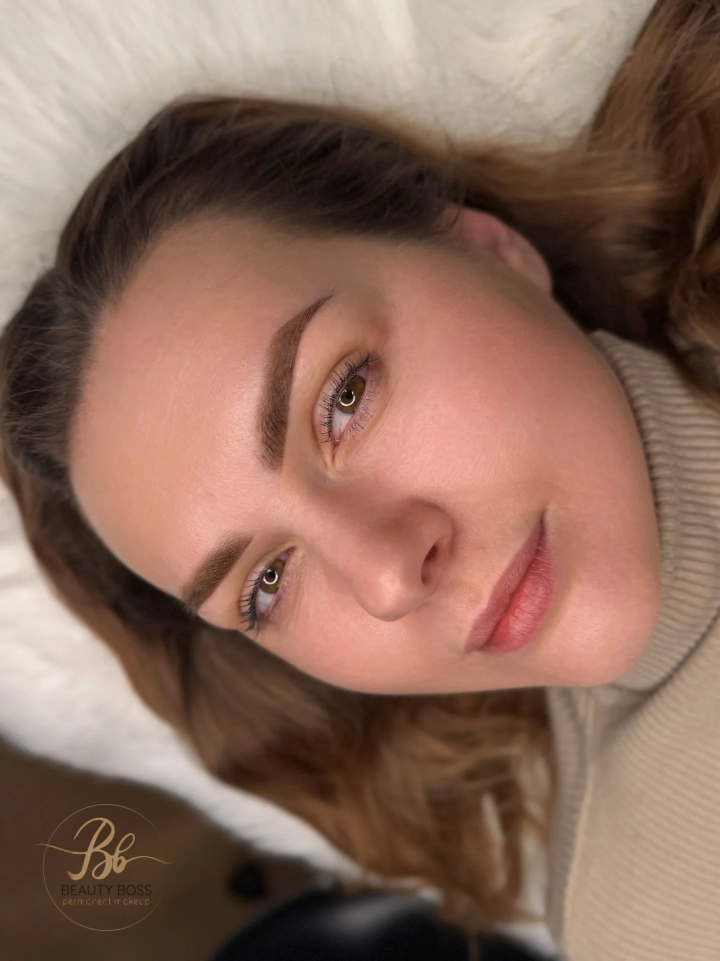 Diese Kundin hatte gro&szlig;e Angst vor dem Endergebnis, 
umso dankbarer bin ich f&uuml;r ihr Vertrauen 🤍

Ich liebe Before ➜ After, also unbedingt swipen f&uuml;r den Vergleich ❤️

Die Form war vorher schon gut..aber jetzt ist sie pr&auml;zise, ha