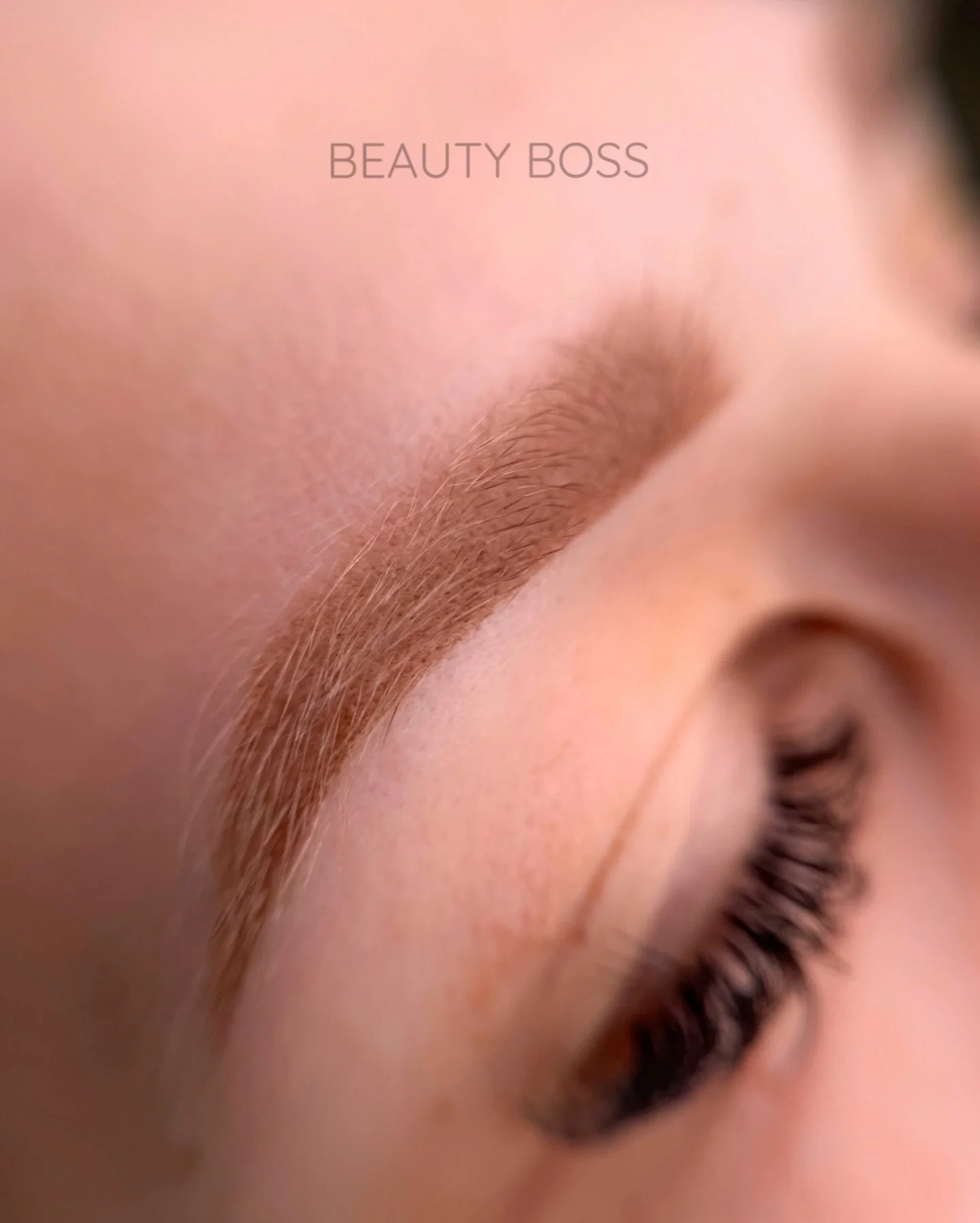 Powder Brows f&uuml;r Blondinen 🤍

Du hast sehr helle Brauen und Angst, dass Permanent Make-up unnat&uuml;rlich wirkt?
Diese Sorge ist absolut berechtigt, bei Blondinen ist eine falsche Pigmentwahl schnell sichtbar.

Aber genau hier zeigt sich Profe