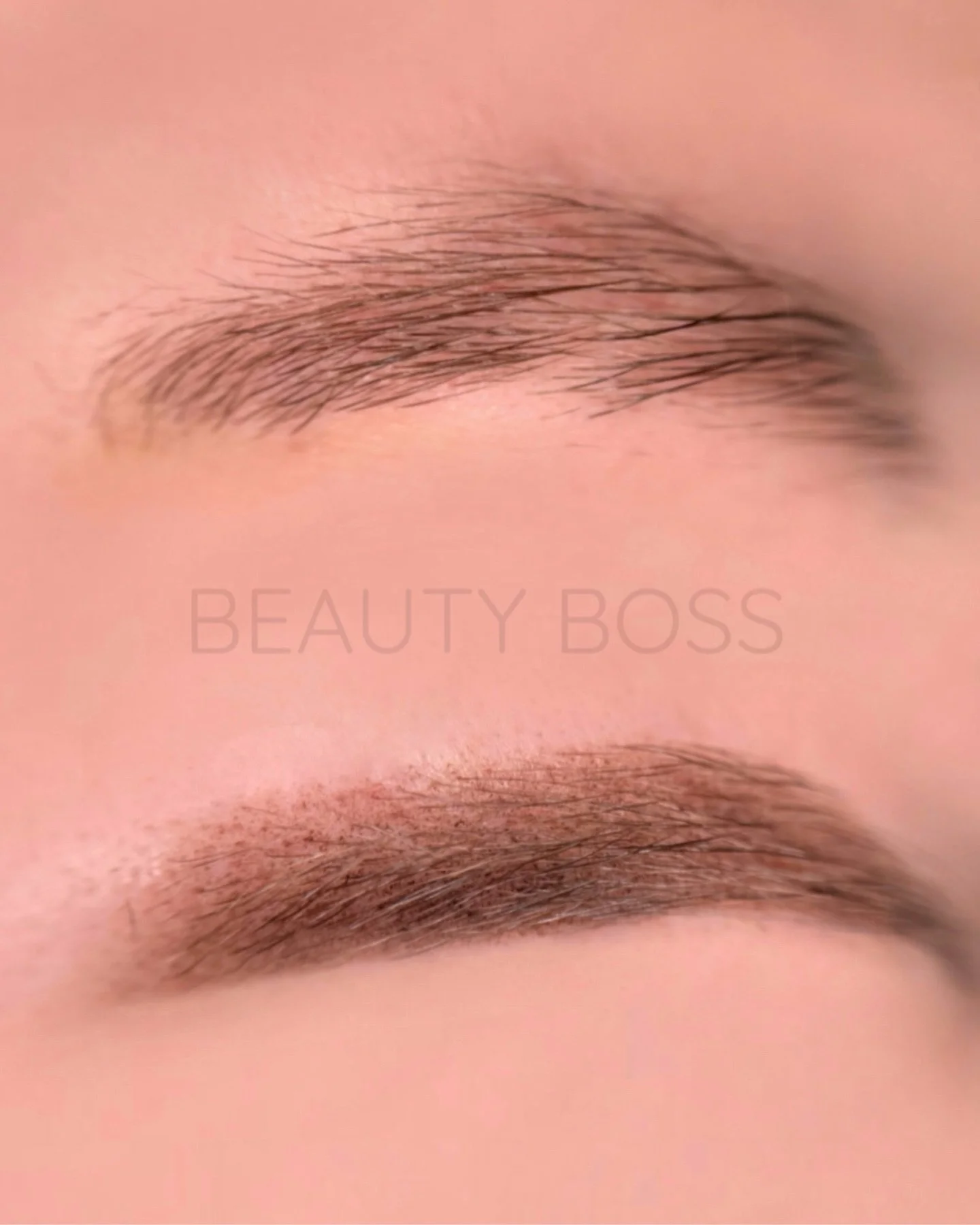 Dichte Brauen..aber keine klare Form oder Harmonie? 🤍

Viele denken, volle Brauen = kein Problem.
In der Realit&auml;t fehlt oft genau das, was den Unterschied macht:
Form, Symmetrie und Balance🙊

Die eigene Brauenform jeden Tag selbst anzupassen i