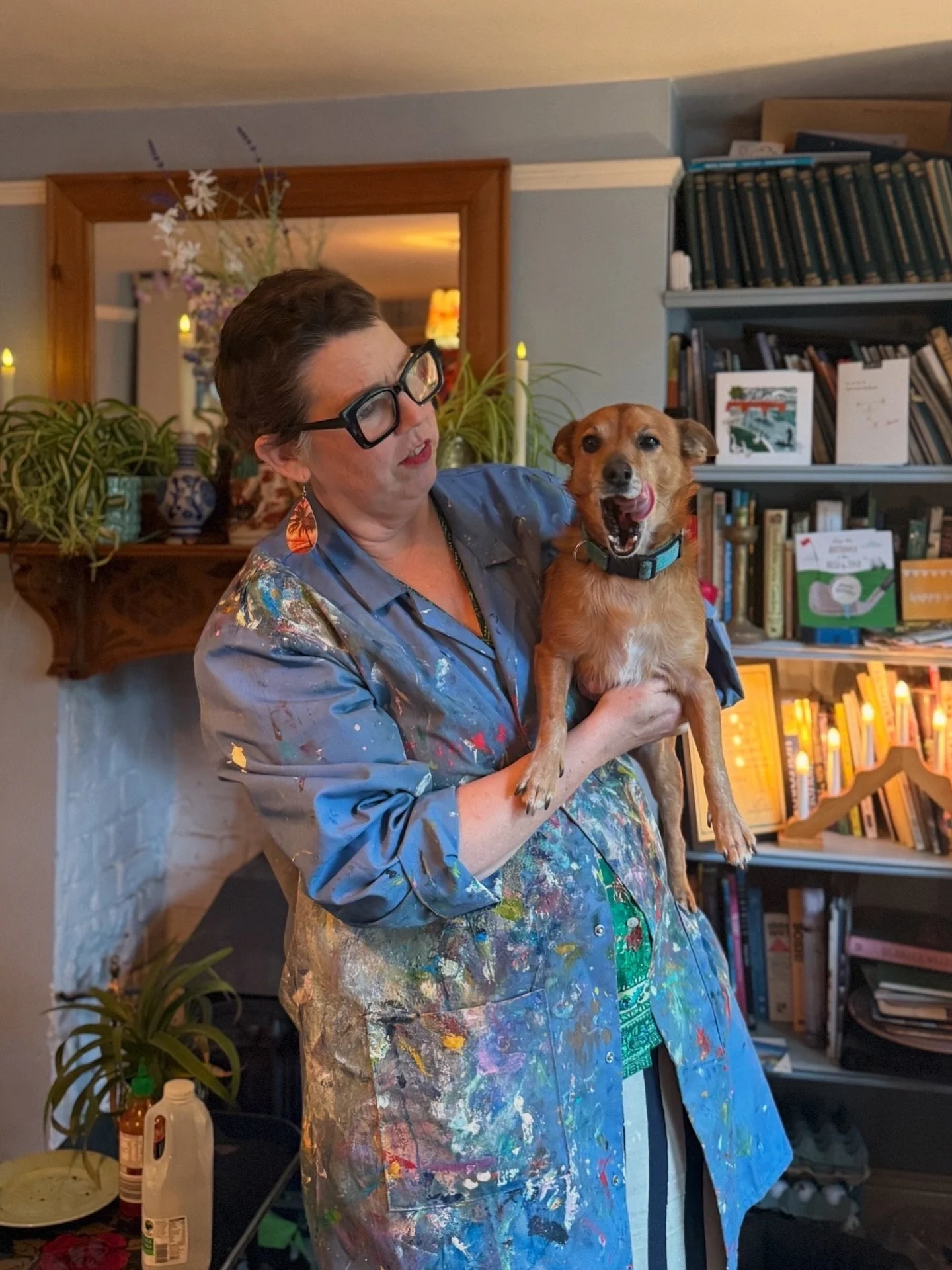 Feeling very fortunate to have spent a gorgeously inspiring morning in the studio with the ever-evolving, ever-authentic, ever-so-silly woman that is @angieporterartist 🎨 Enormously excited to share new videos coming soon! 

#painterstudio #contentm