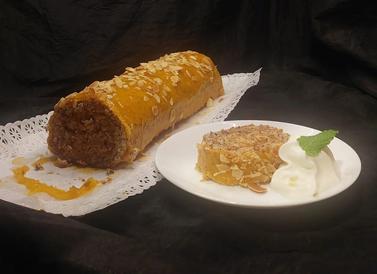 TORTA DE AMÊNDOA - Almond cake made from ground almonds, eggs, and sugar, with a sweet egg-yolk filling, 4,50€
