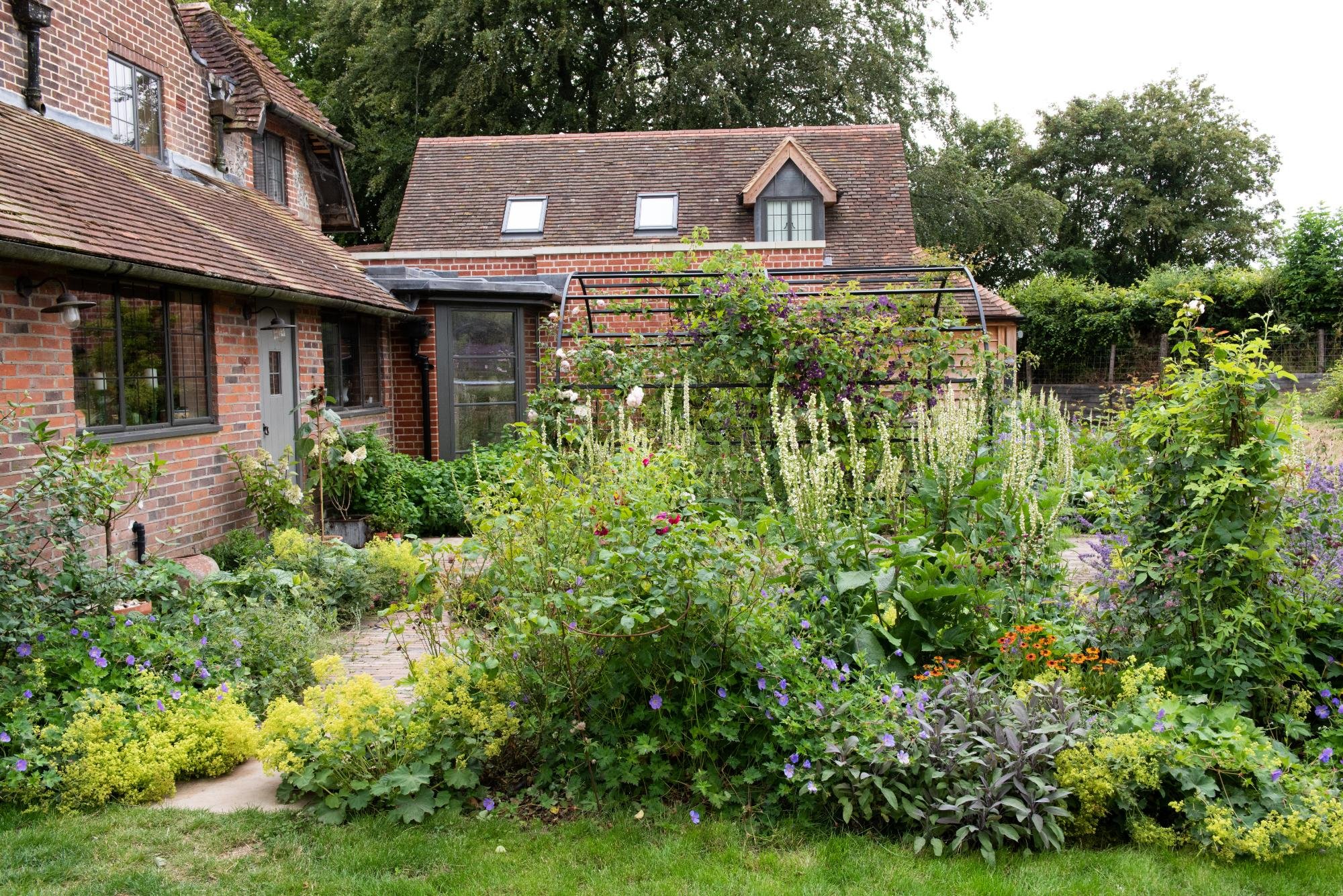 DSC_8064 Side view pavers planting.jpg