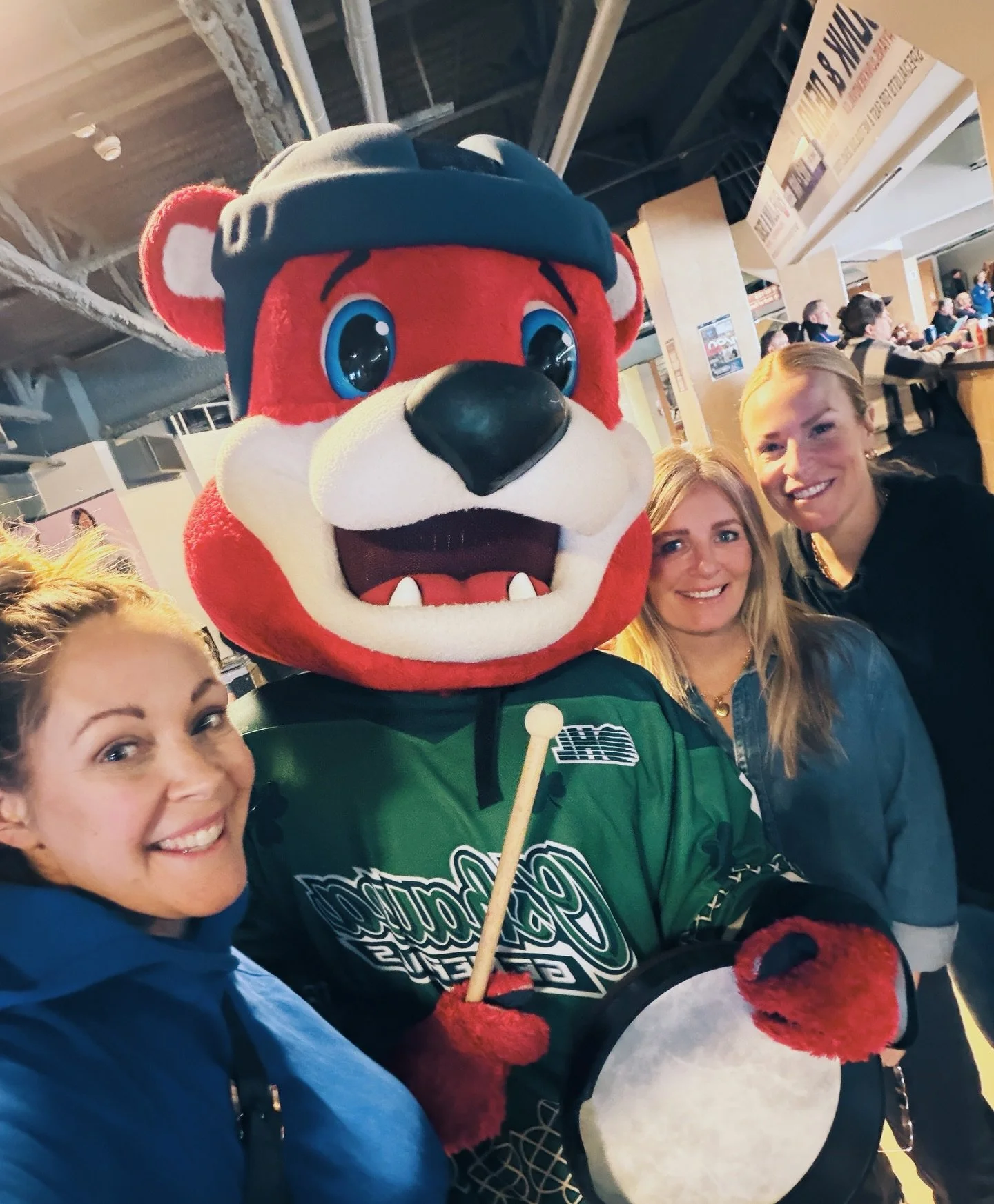 Spending a Sunday evening with the @oshawageneralsohl thanks to @attackvb_hydra 

#localsports #community #supportyourlocalteams #oshawagenerals