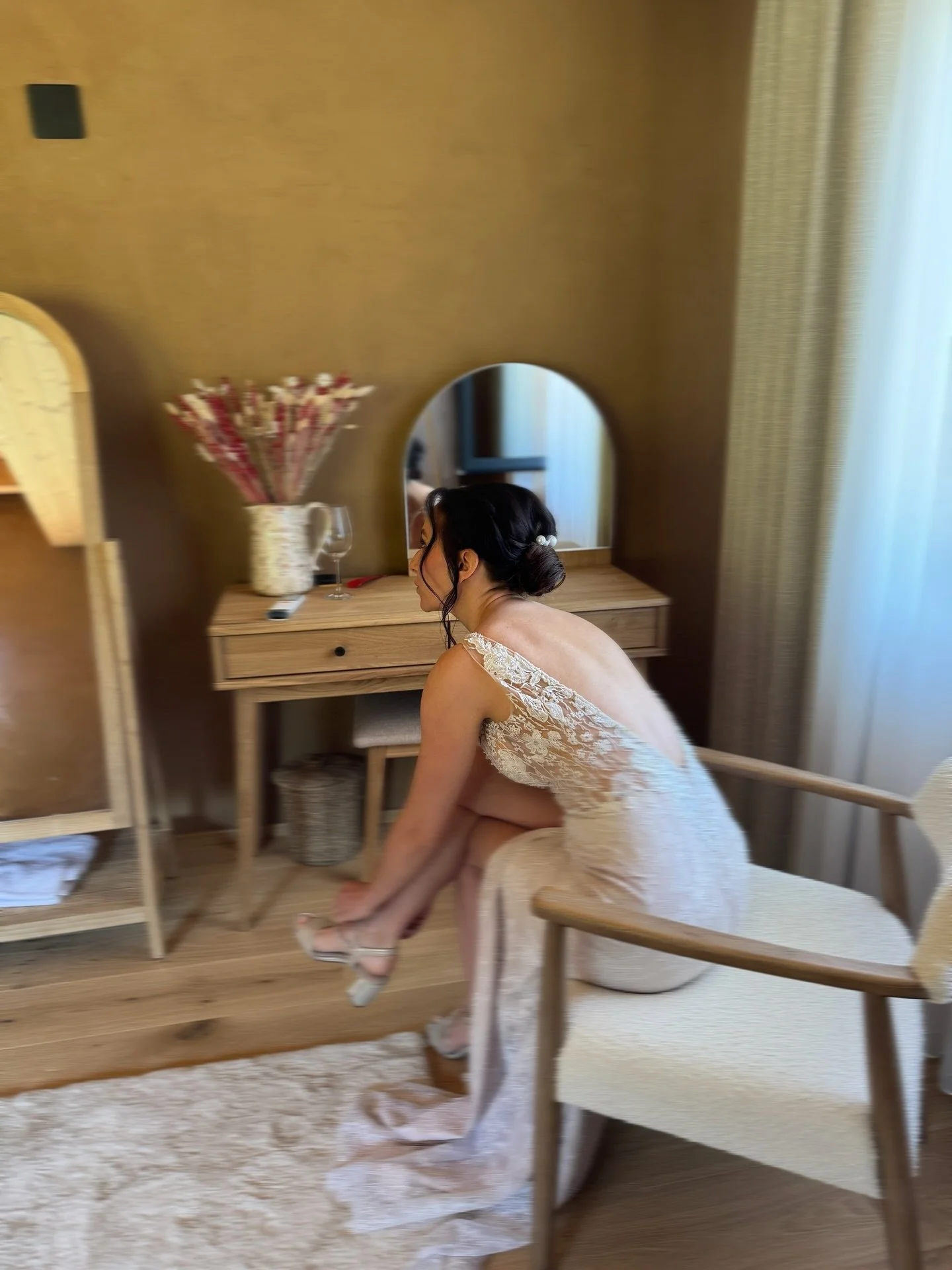 Dne&scaron;n&iacute; svatba měla ten nej&uacute;žasněj&scaron;&iacute; vibe PROTOŽE n&aacute;dhern&eacute; m&iacute;sto🤍, kr&aacute;sn&aacute; energie a lid&eacute;🤍, kter&eacute; bych si př&aacute;la m&iacute;t kolem sebe pokažd&eacute;. 🥹
V&scar