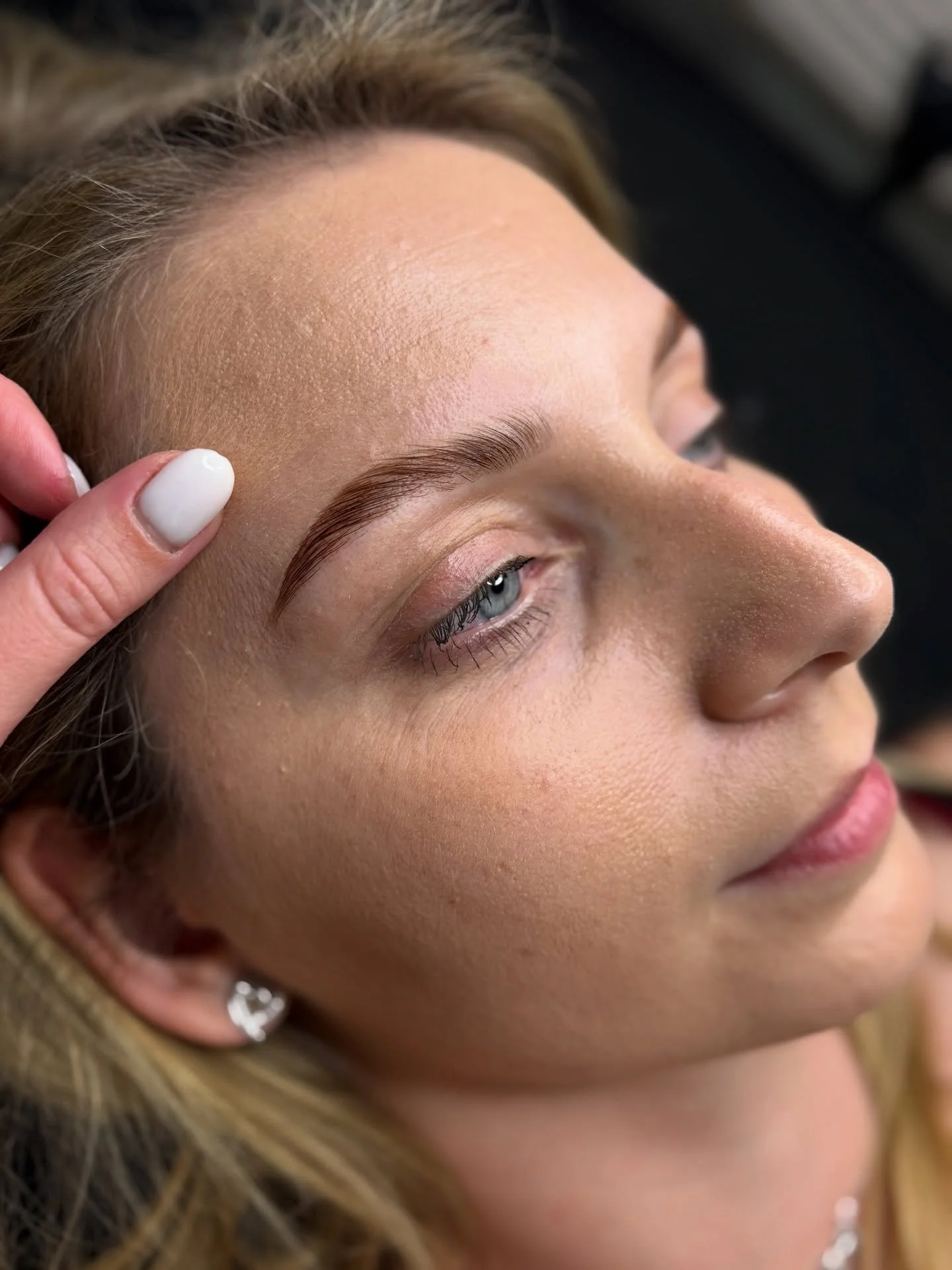 Když si blond&yacute;nka přeje přirozenost, ale z&aacute;roveň oboč&iacute; s tvarem a jemn&yacute;m t&oacute;nem &ndash; tady je v&yacute;sledek 🫶🤩
Laminace + hybridn&iacute; barva. D&iacute;ky v&yacute;živě ale barva je&scaron;tě lehce zesvětl&aa