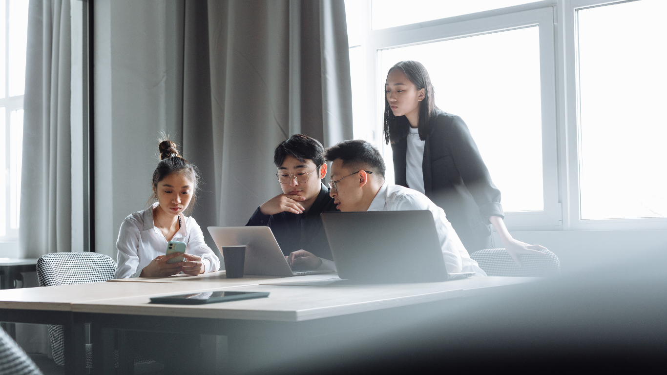   Người lao động cần có xác nhận từ cấp quản lý trực tiếp, có bảng chấm công hoặc email phân công cụ thể để chứng minh mình đã làm thêm giờ 