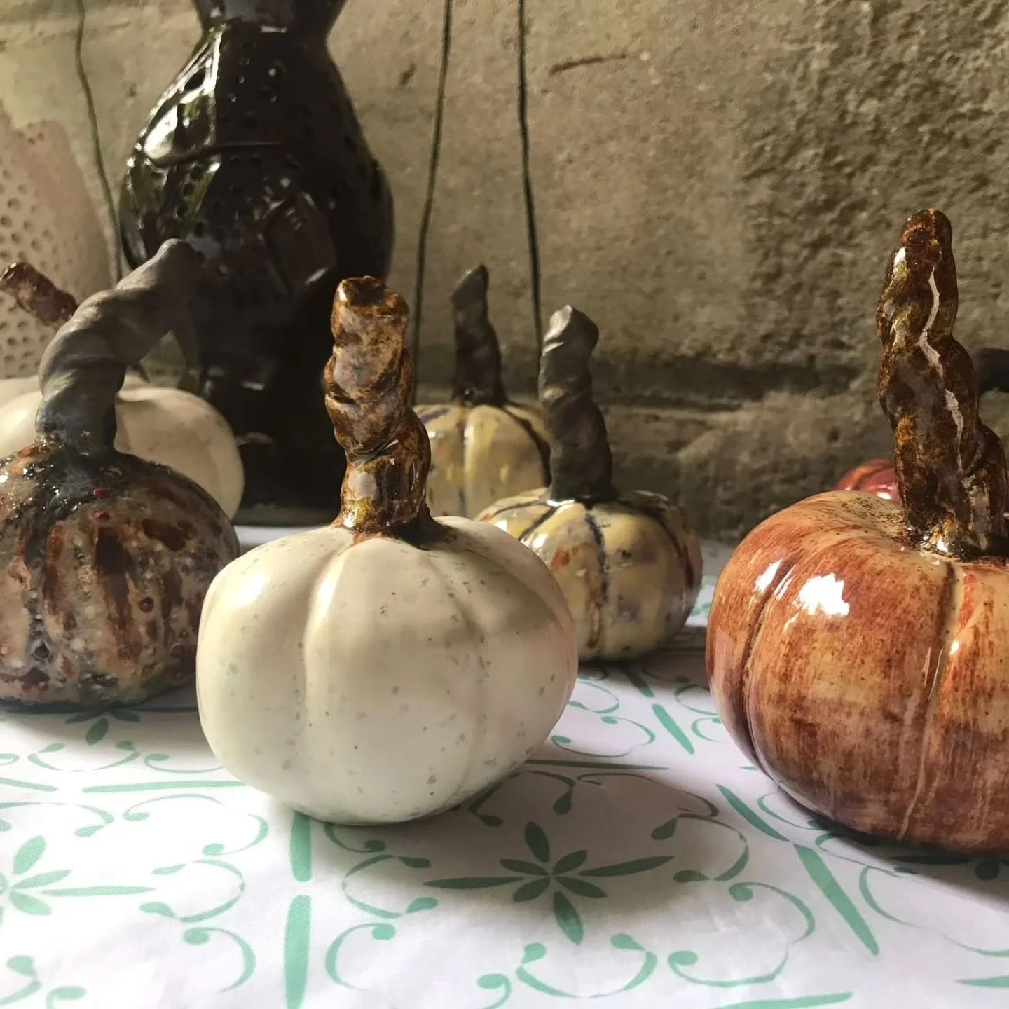 Lyhdyt ja kurpitsat-kurssi
sunnuntaina 28. syyskuuta klo
11.00-15.00

Kurssilla tehd&auml;&auml;n erilaisia lyhtyj&auml; ja kurpitsoja k&auml;sinrakennuksen perustekniikoilla. Ty&ouml;t koristellaan enkoopeilla.

Kurssi sopii sek&auml; aloittelijoill