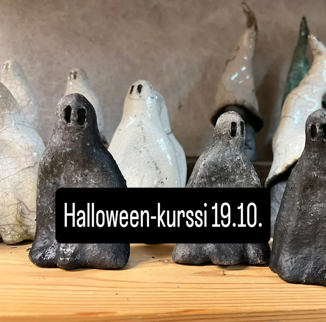 Halloween keramiikkakurssi su 19.10. klo 12-15.
Kurssi sopii sek&auml; aikuisille ett&auml; yli 10 vuotiaille lapsille. Pienemm&auml;t lapset vanhempien seurassa. 
Hinta 
aikuinen 50&euro;
lapsi 30&euro;
vanhempi ja lapsi 60&euro;, 2 lasta 70&euro; j