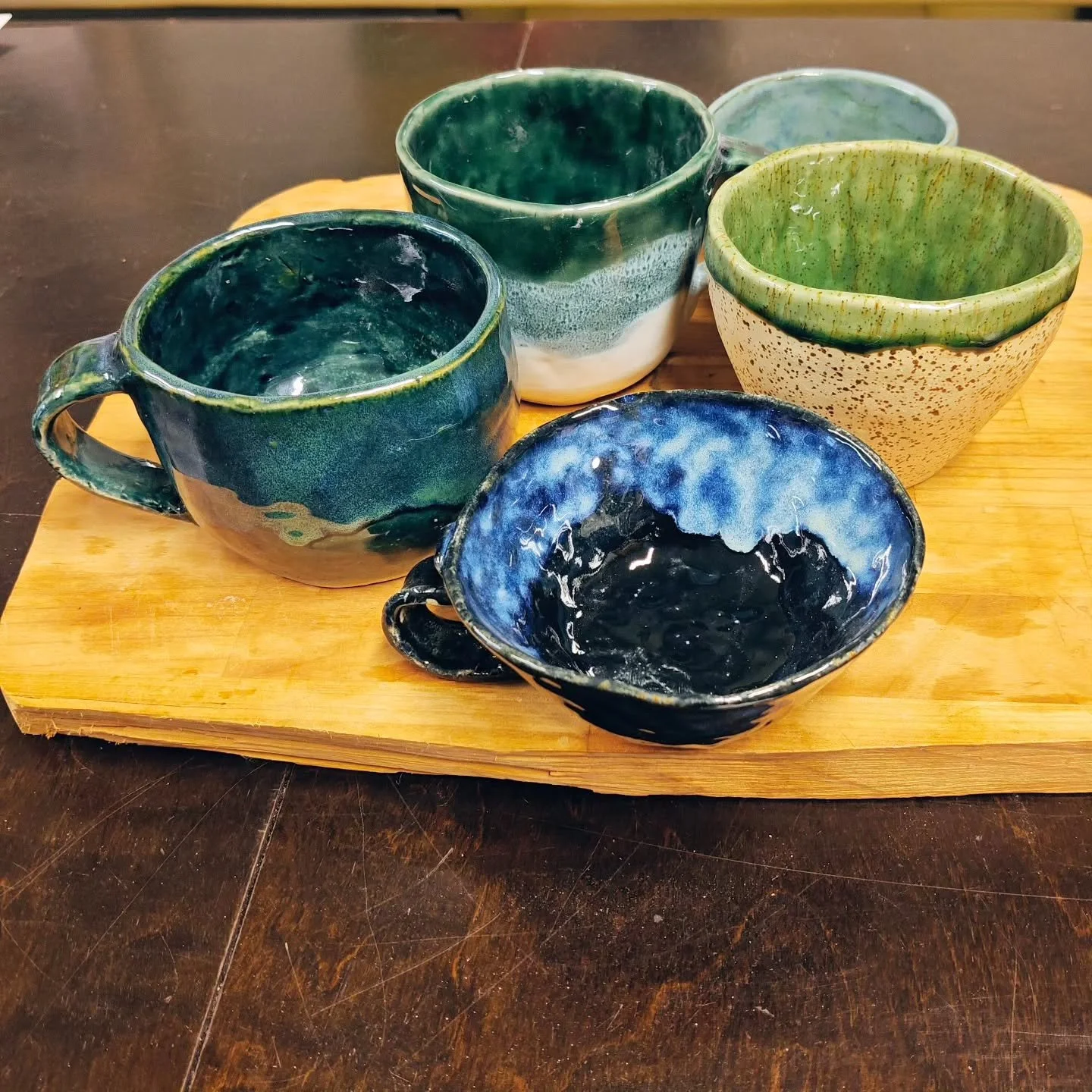 Keramiikan perusteet -kurssilla on viel&auml; tilaa!

Kurssi alkaa torstaina 5. maaliskuuta 2026.
Kurssi sopii aloittelijoille ja taitojansa kertaaville.
Kurssin aikana opit mm.: 
-Nipistys-, makkara- ja levytekniikat
-Eri savilajeista ja niiden vali