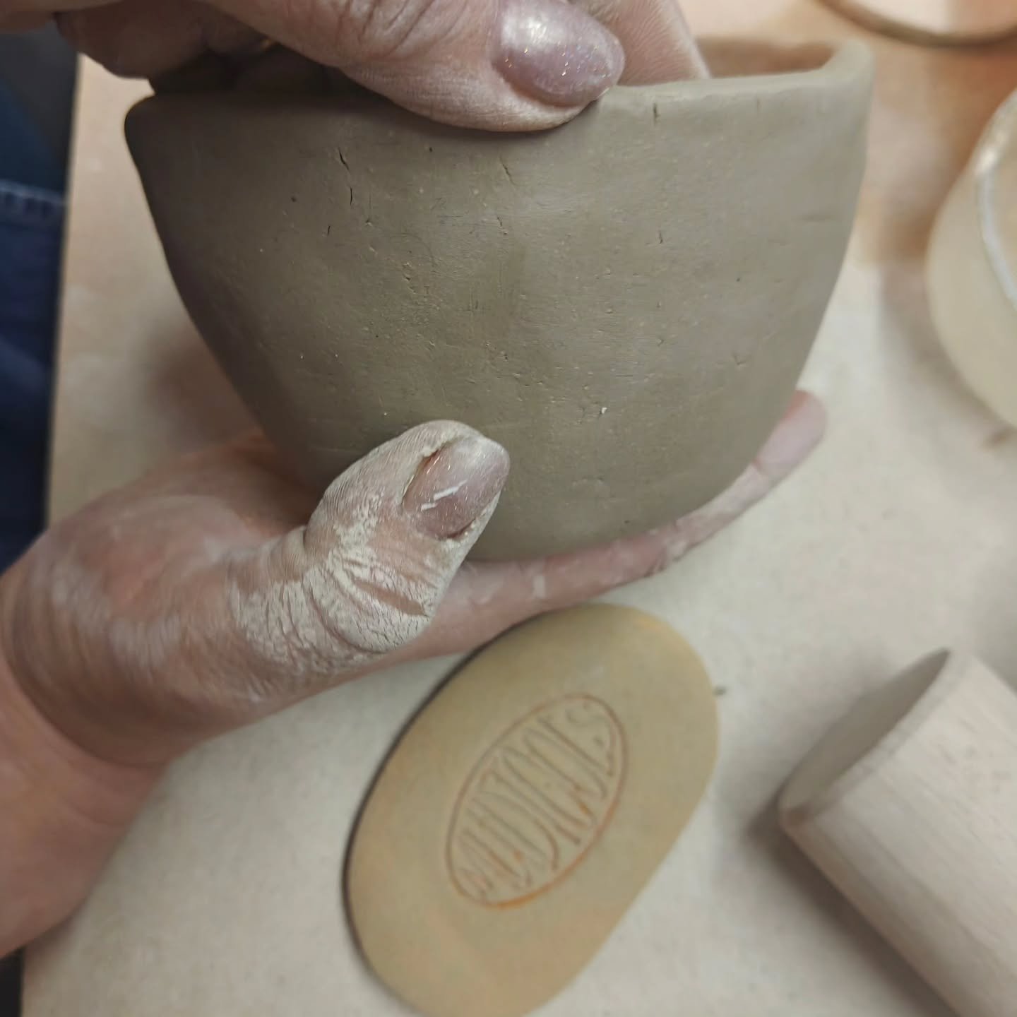 Keramiikan perusteet 1

30.1., 31.1. ja 1.2. 17.00-21.00

15.2. 11.00-15.00 (lasitus)

Kurssi aloittelijoille ja taitojansa kertaaville.

Kurssin aikana opit: 

 Nipistely-, makkara- ja levytekniikat

 Eri savilajeista ja niiden valitsemisesta erilai