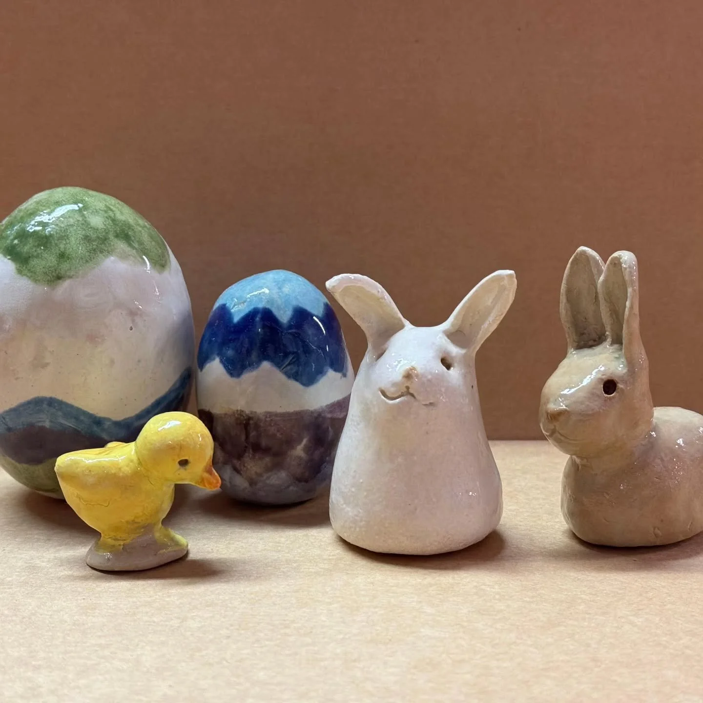 Tarupajan p&auml;&auml;si&auml;ispajalla on viel&auml; muutama paikka. 

P&auml;&auml;si&auml;isaiheinen savipaja 15.3 klo 11&ndash;15.

Tule tekem&auml;&auml;n esim. p&auml;&auml;si&auml;imunia, tipuja ja pupuja nipistely- tai muottitekniikalla, kor