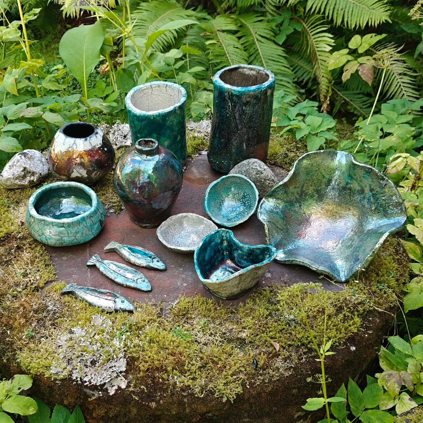 Rakukurssi Tarupajalla
12.4. 11-15 esineiden rakennus
25.4. 10-16 rakupoltto
Rakukurssilla p&auml;&auml;set kokeilemaan japanilaista tekniikkaa, jossa raakapoltetut esineet poltetaan nopeasti kaasulla ja savustetaan savustusastioissa.
Ensimm&auml;ise