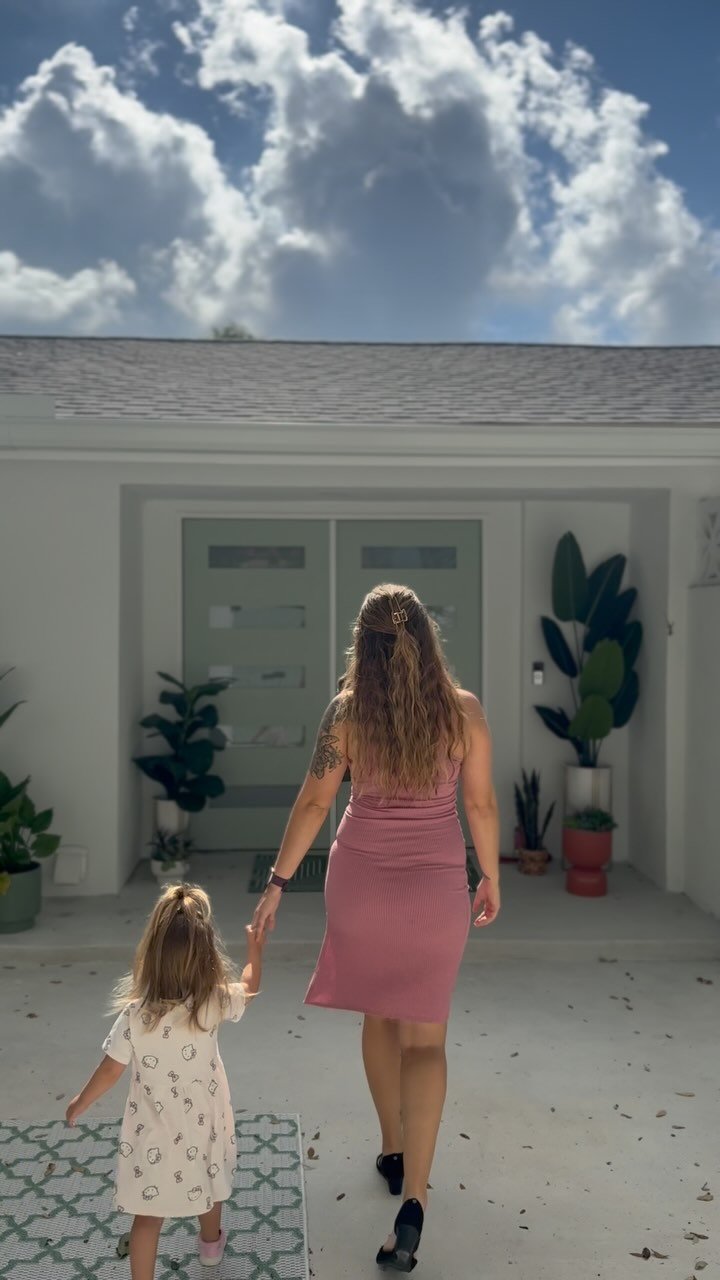 ✨New Listing✨
4 bedroom | 3 full bath | 2,730 sq ft
Allendale Terrace ✨🌴
$1,095,000
5 mins to downtown + thoughtfully updated +
oversized corner lot = everything you’ve been looking for
Details:
🛁 two dreamy primary suites
🚗 1-car gar